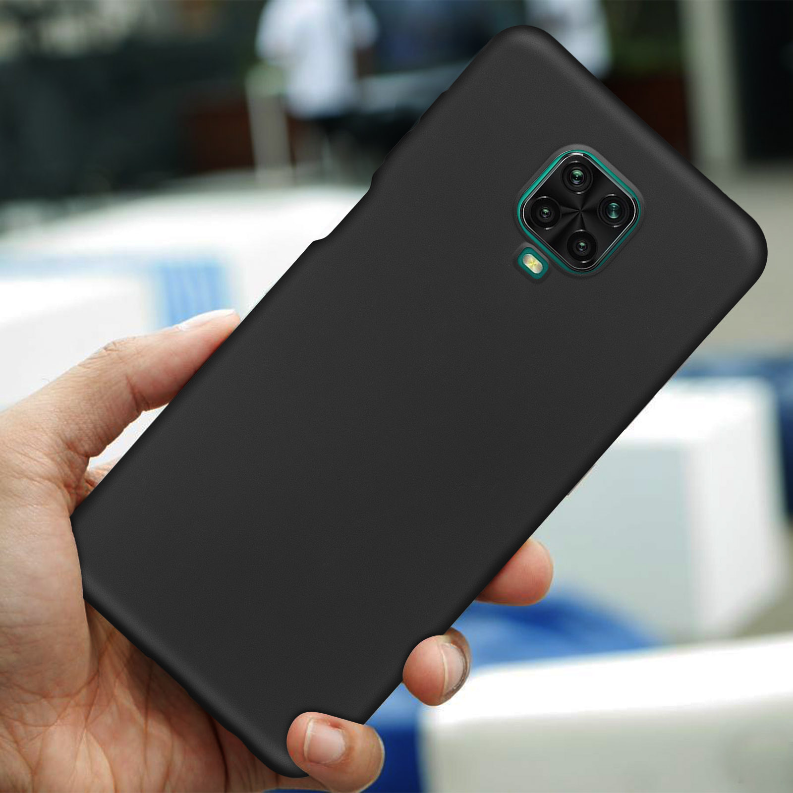 Zwarte smartphone met vier camera's, in de hand gehouden.
