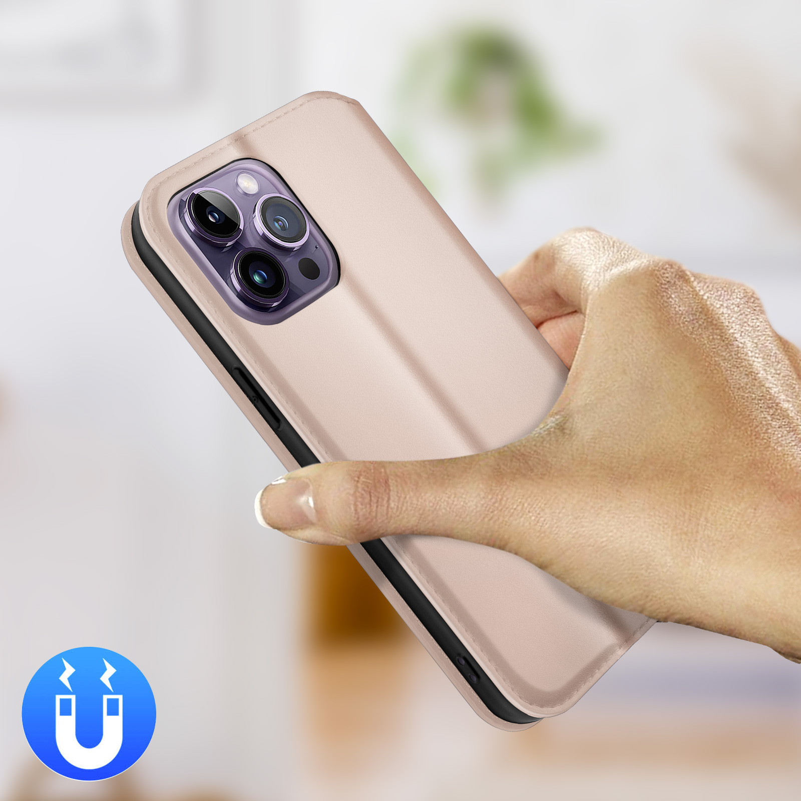 Hand houdt roségouden telefoon met drie camera's en magneet symbool vast.