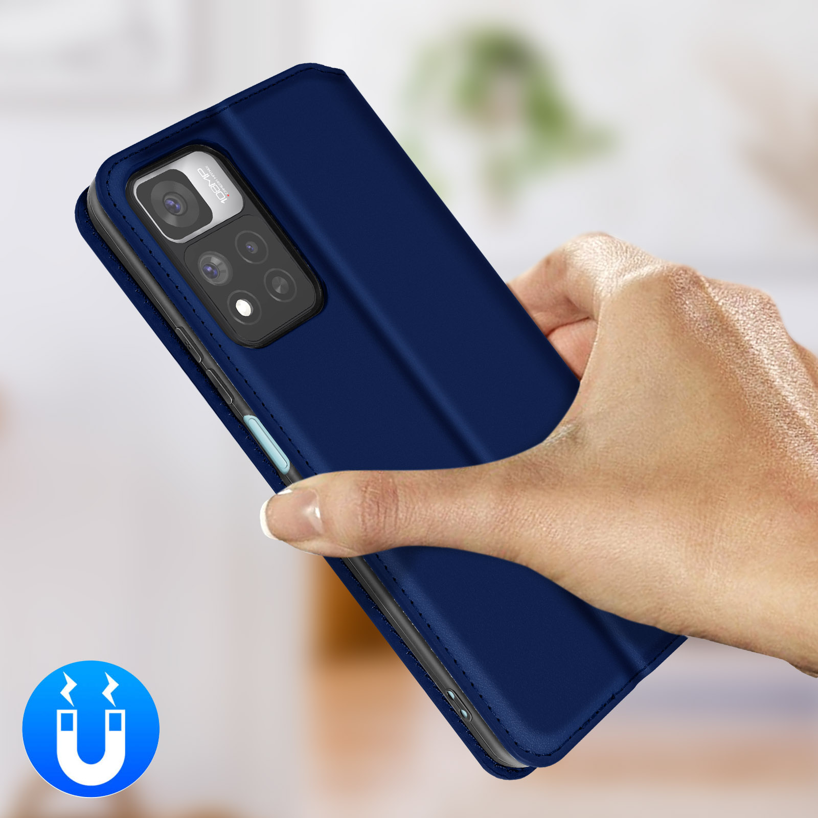 Custodia blu scuro per telefono con chiusura magnetica, tenuta da una mano.