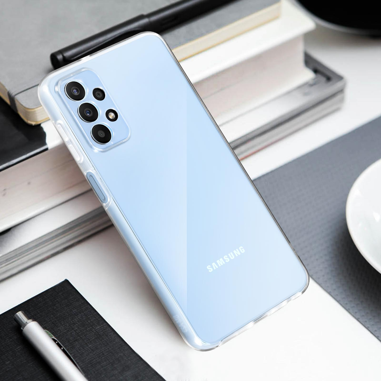 Un téléphone Samsung bleu clair dans un étui transparent repose sur un bureau.