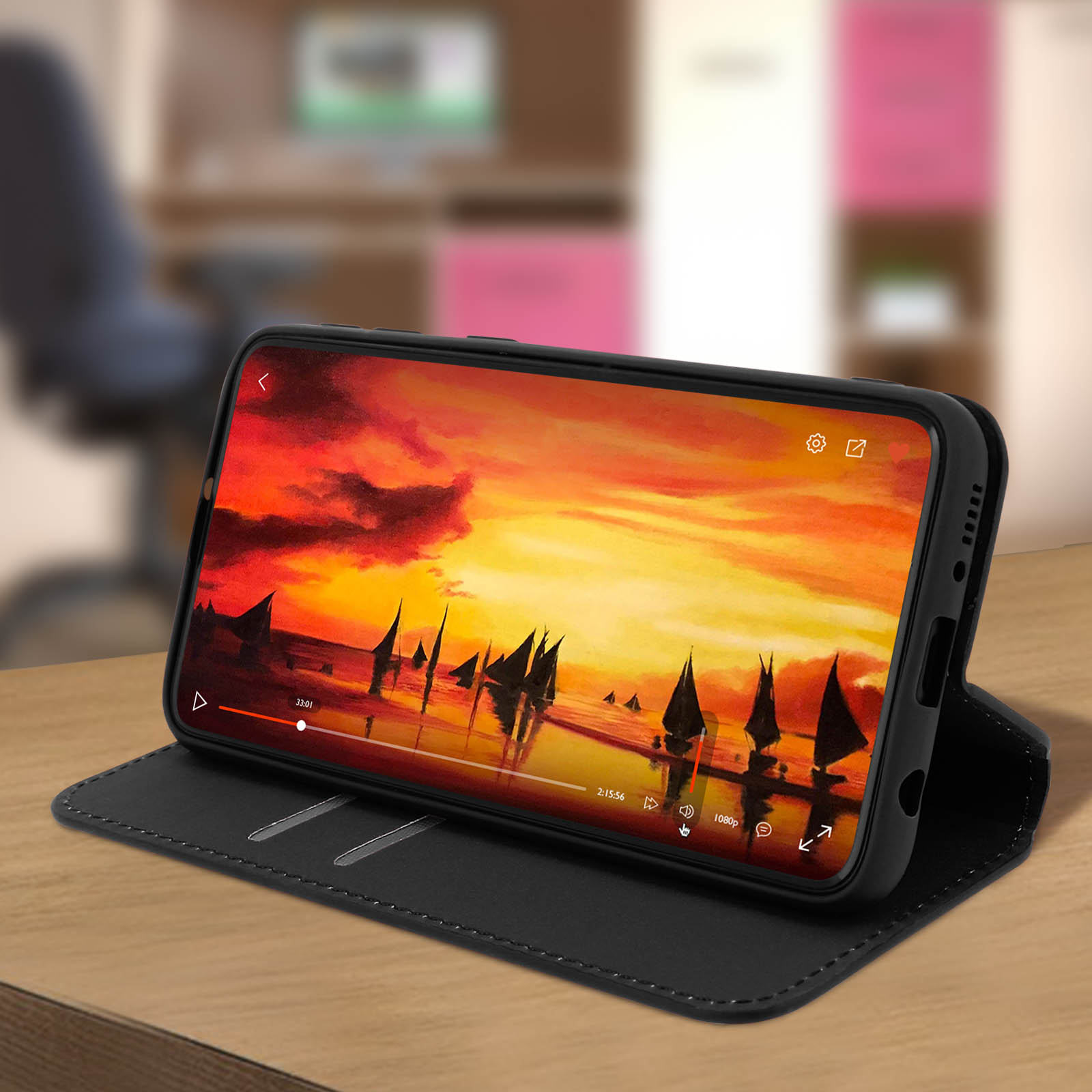 Un smartphone affiche une peinture de voiliers au coucher du soleil sur une rivière.