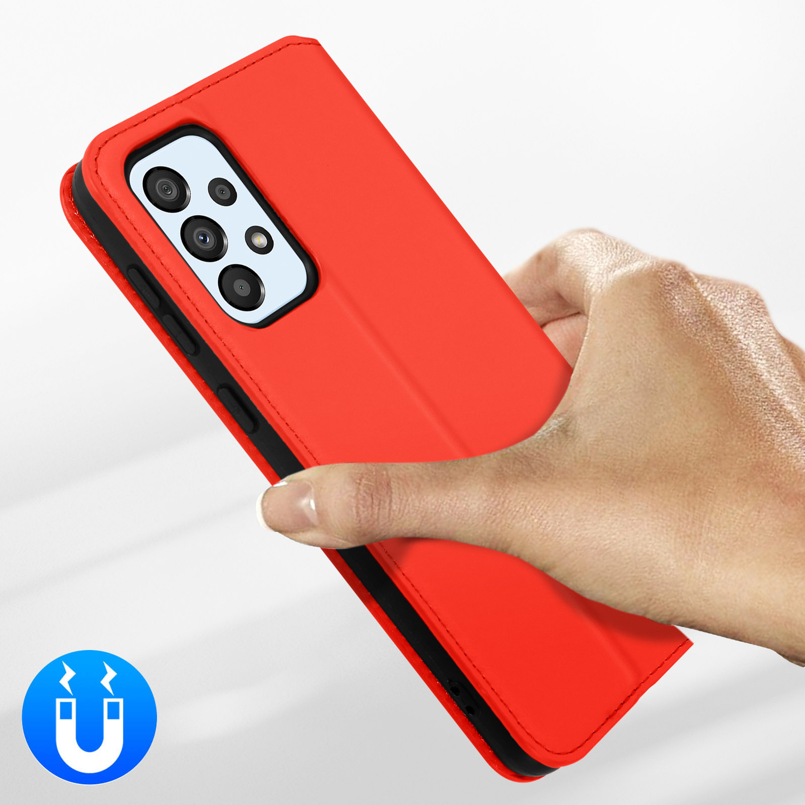 Een hand houdt een rode telefoonhoes vast met camera-opening.