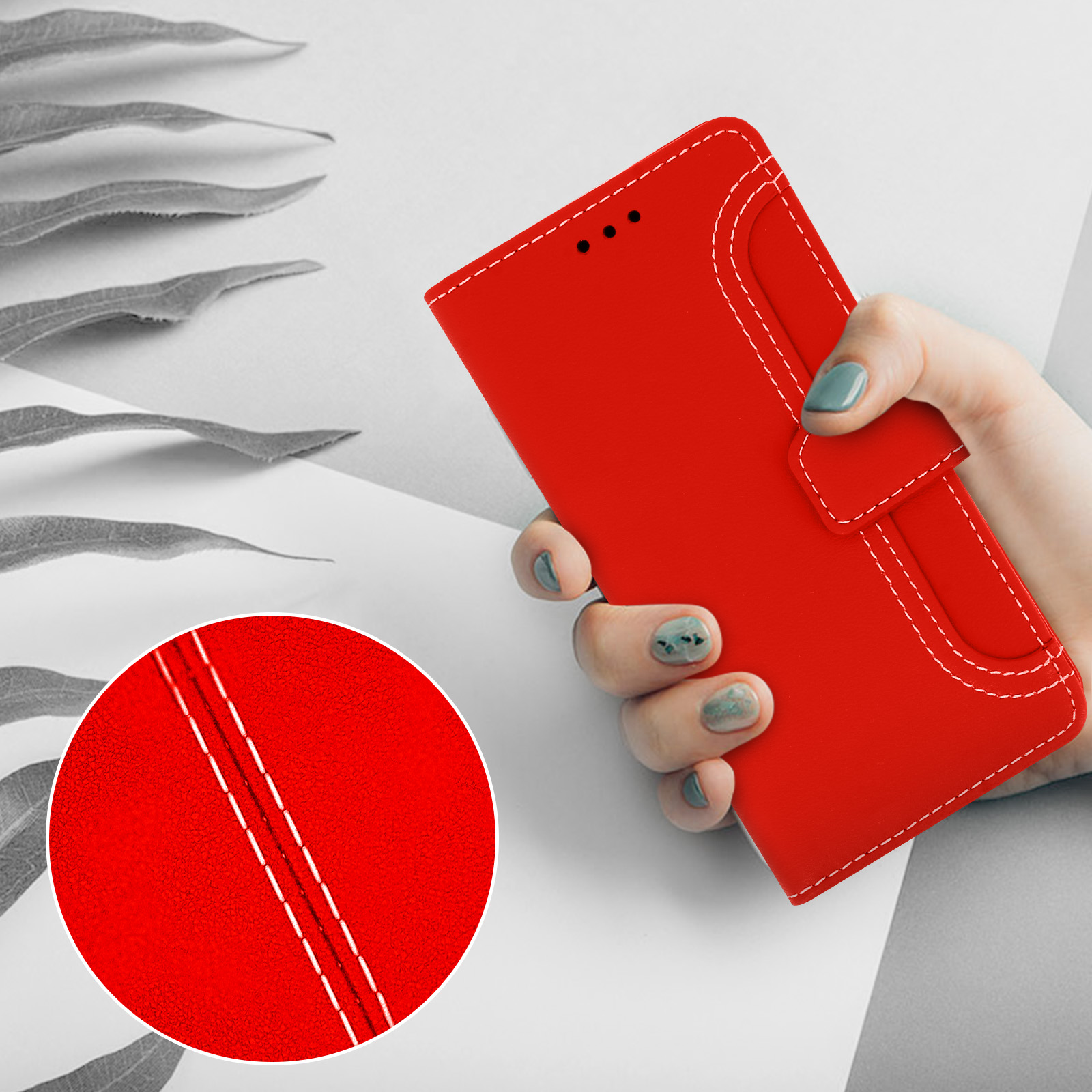 Étui de téléphone rouge avec coutures blanches, tenu par une main.