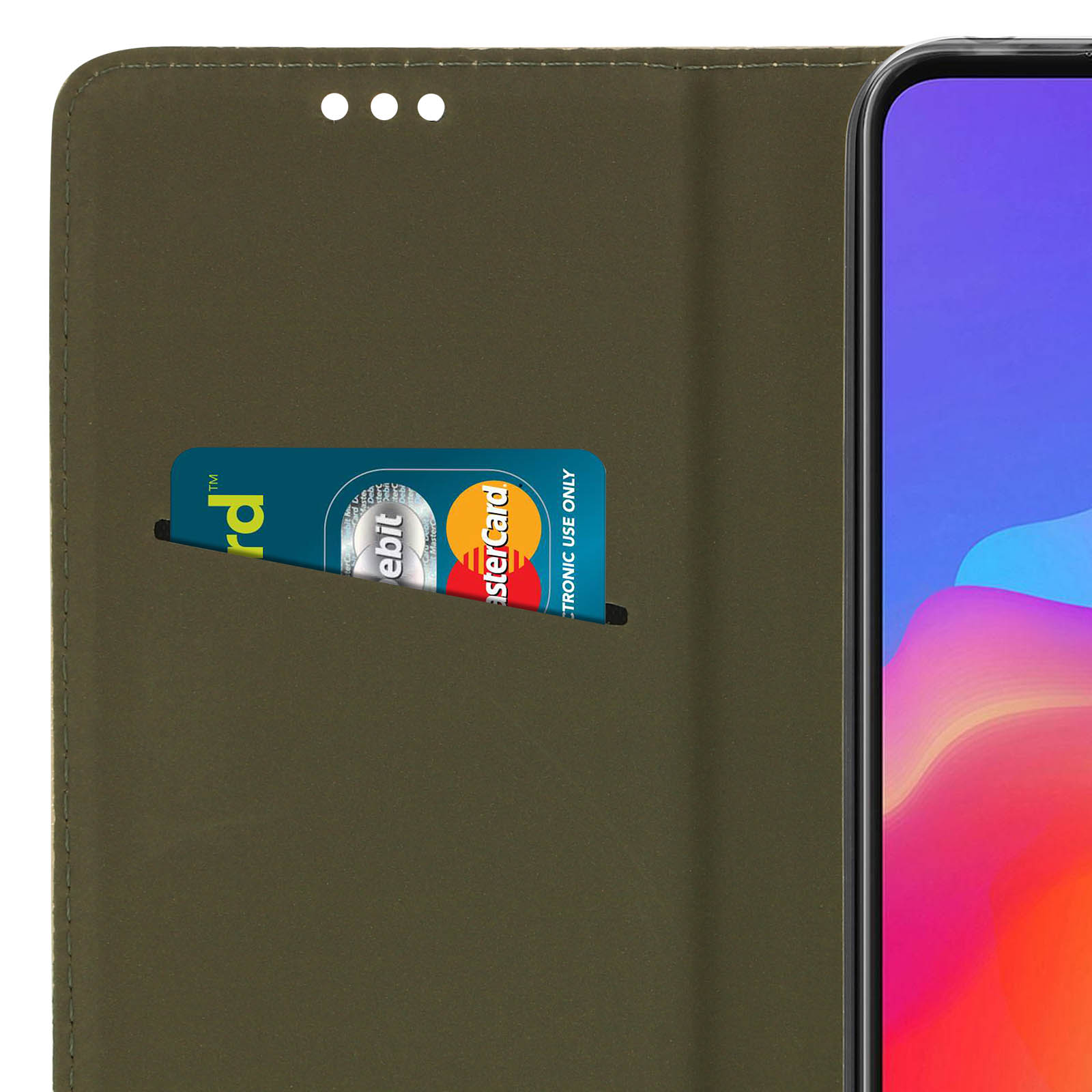 Un étui à rabat de téléphone vert olive avec un emplacement pour carte contenant une carte de débit.