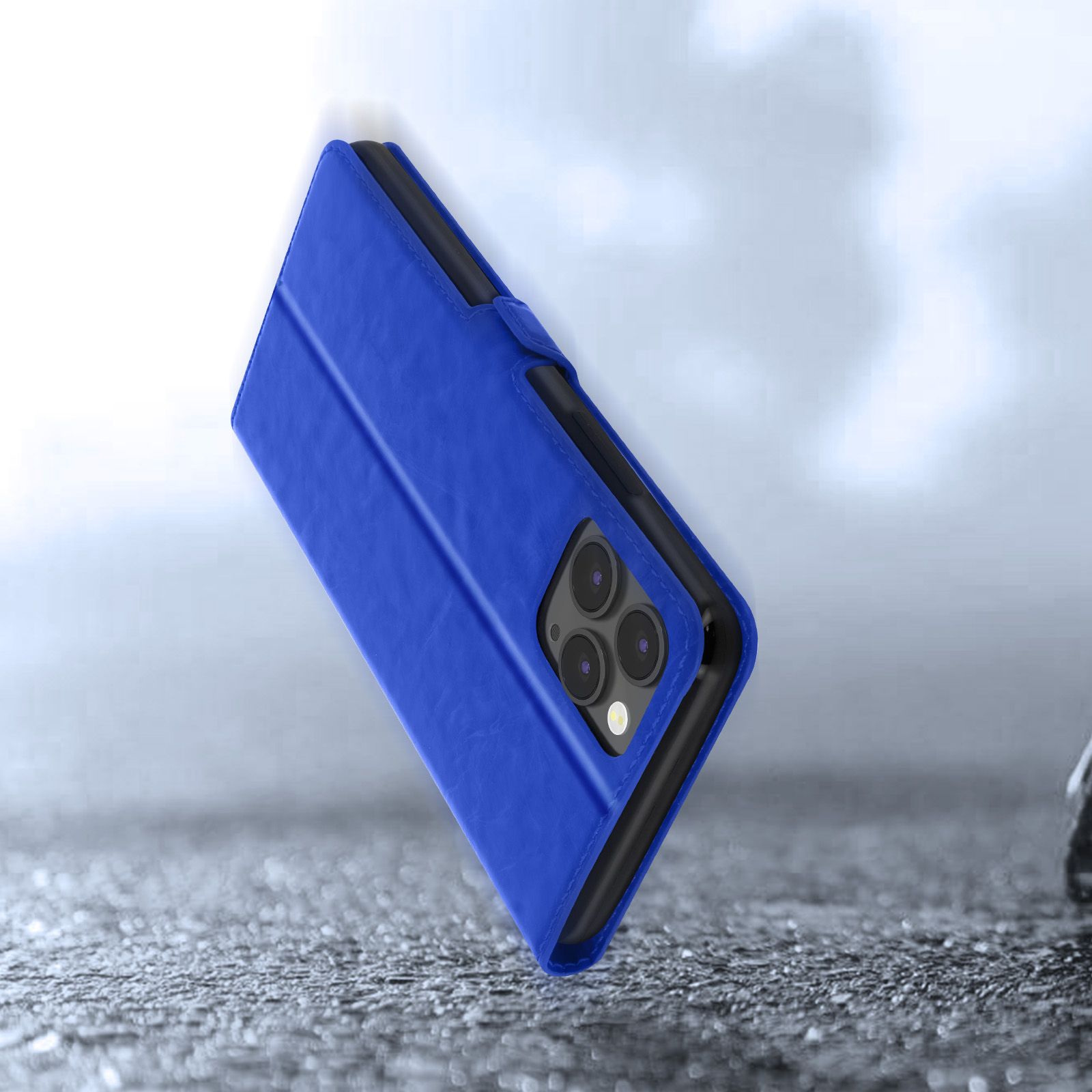 Blauw telefoonhoesje met drie camera's, op een grijze ondergrond.