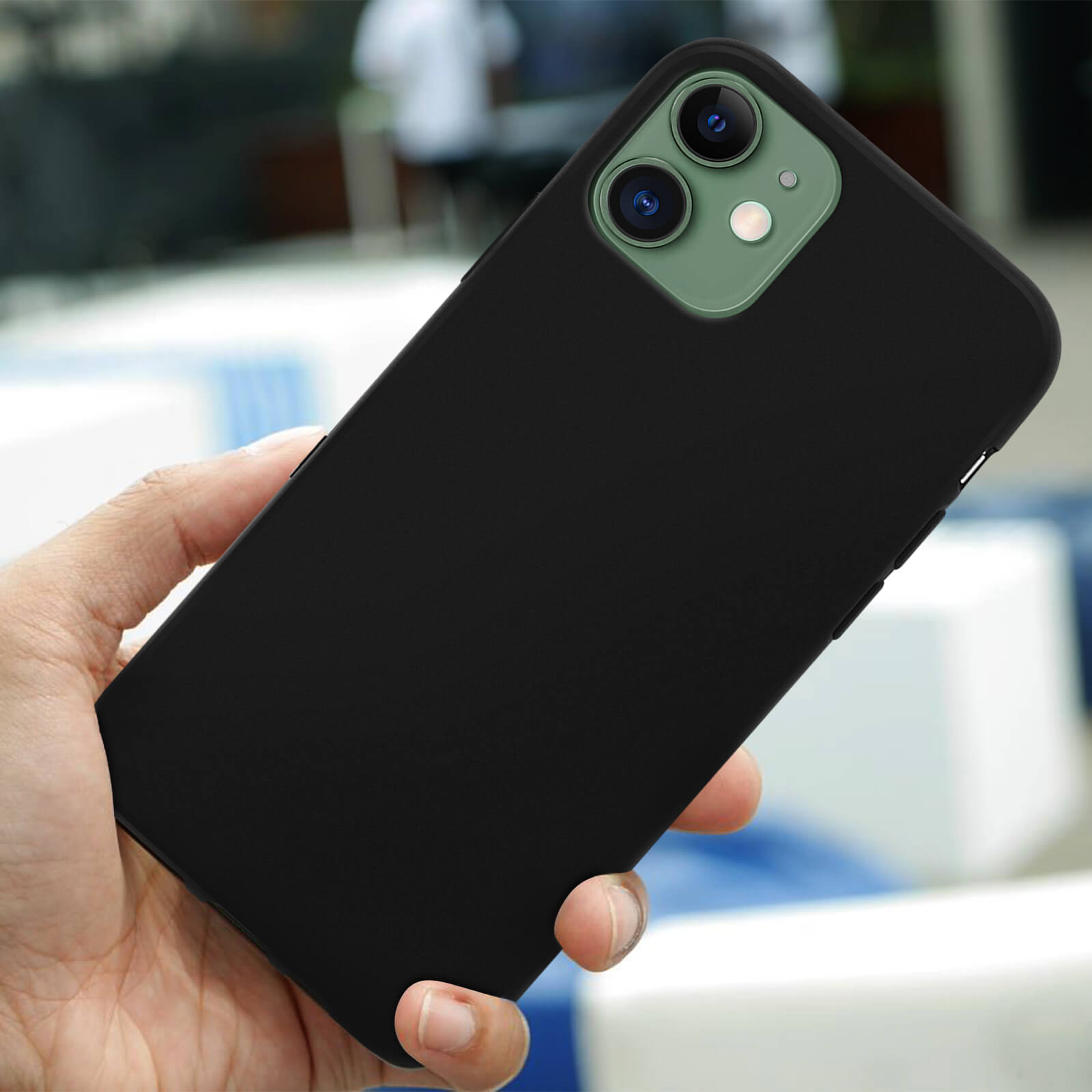 Een hand houdt een zwarte smartphone vast met twee camera's aan de achterkant.