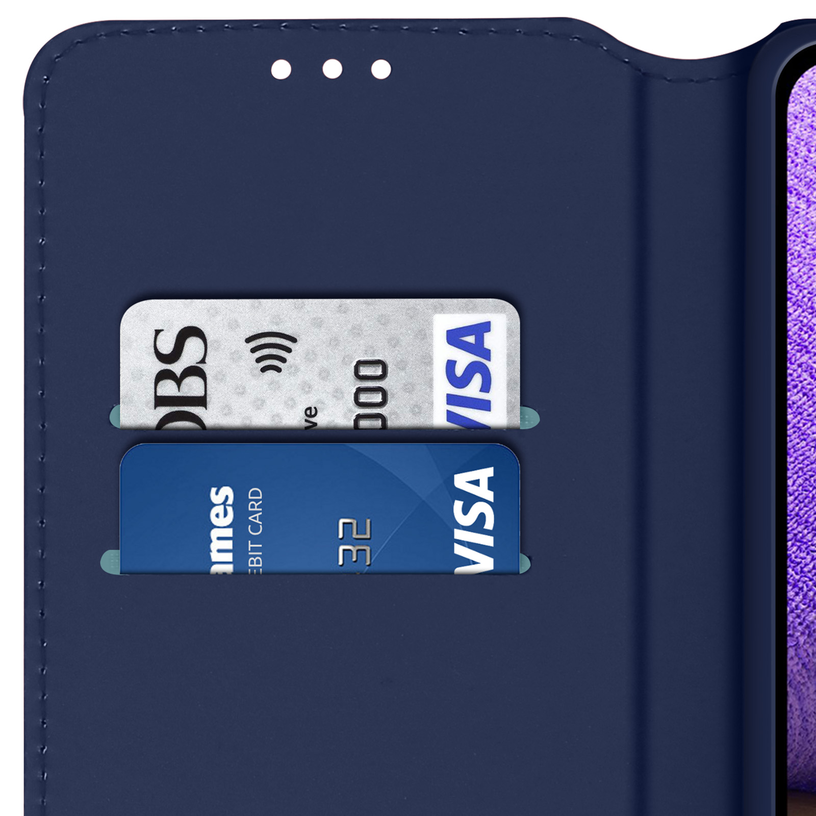 Un étui portefeuille bleu contient deux cartes : une carte DBS argentée et une carte de débit Visa bleue.