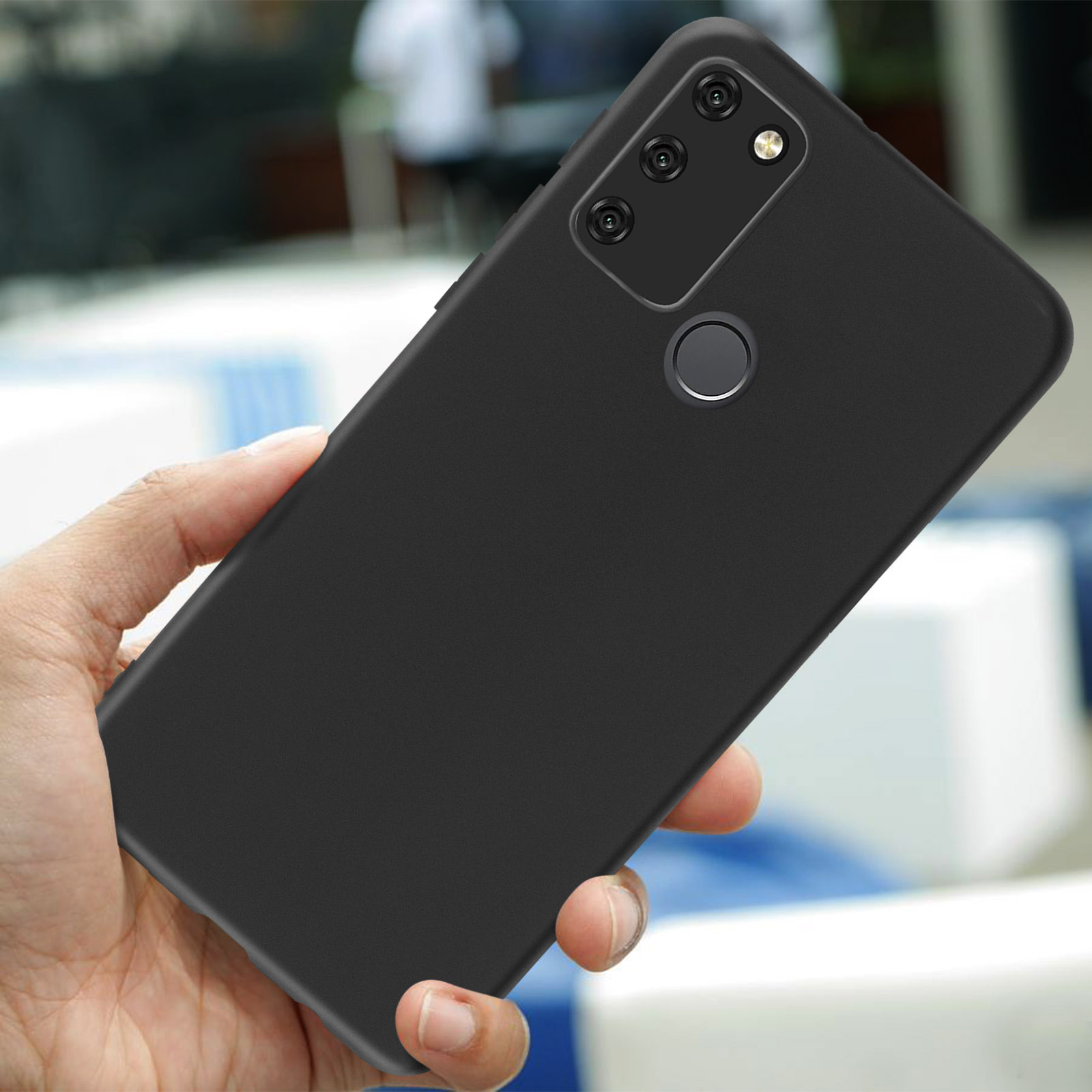 Zwarte telefoonhoes met camera en vingerafdruksensor, in de hand gehouden.