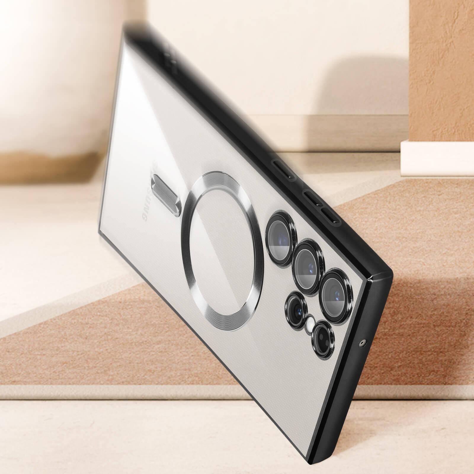 Een lichtgrijze smartphone met meerdere camera's en een cirkelvormige ring op de achterkant.
