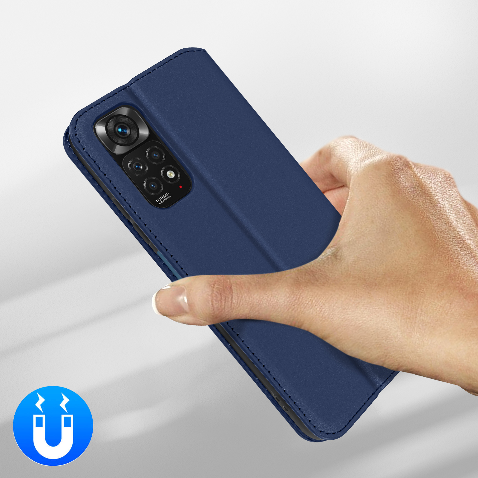 Une main tient un étui de téléphone bleu foncé avec une fermeture magnétique.