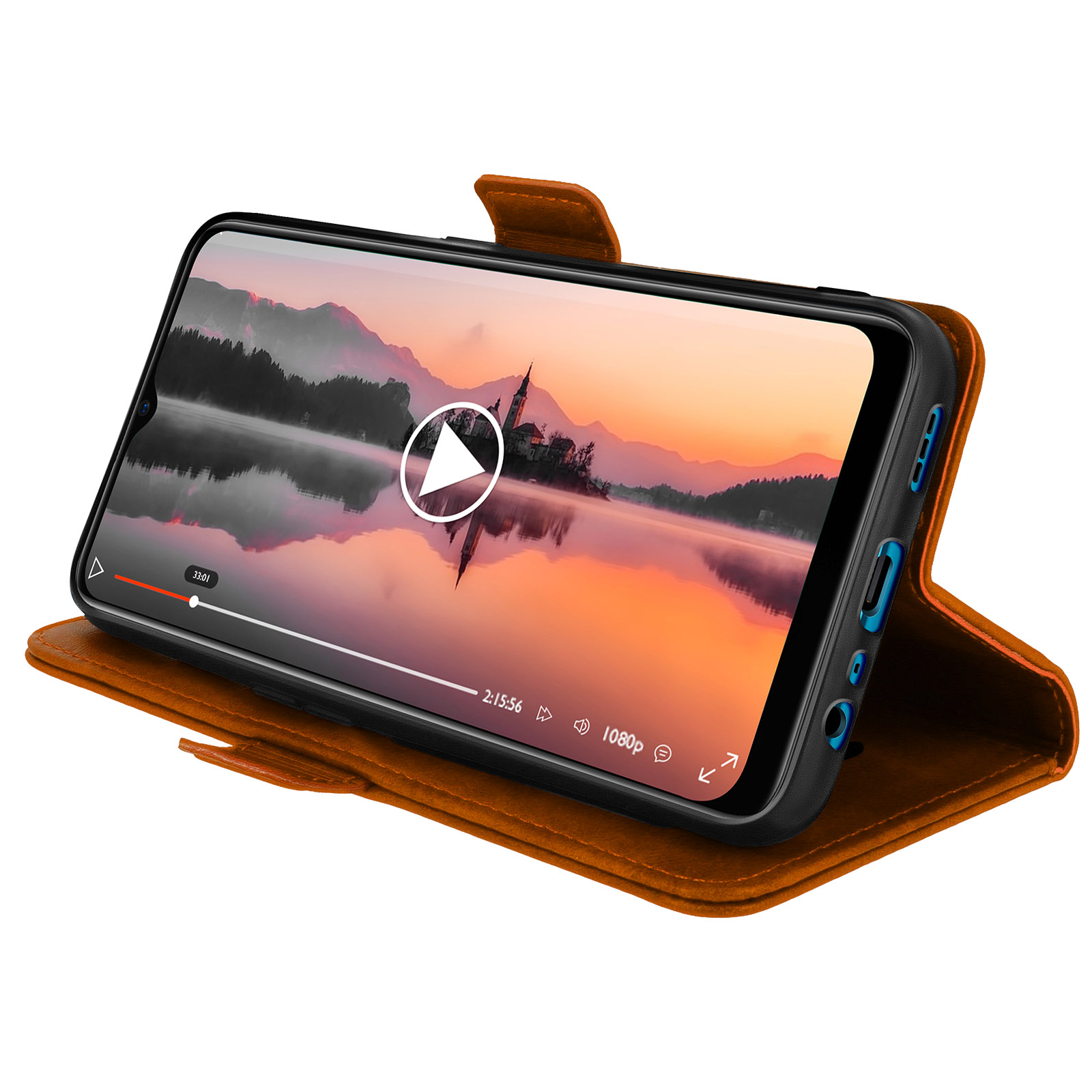 Un smartphone dans un étui marron affiche une vidéo d'un château au bord d'un lac au coucher du soleil.