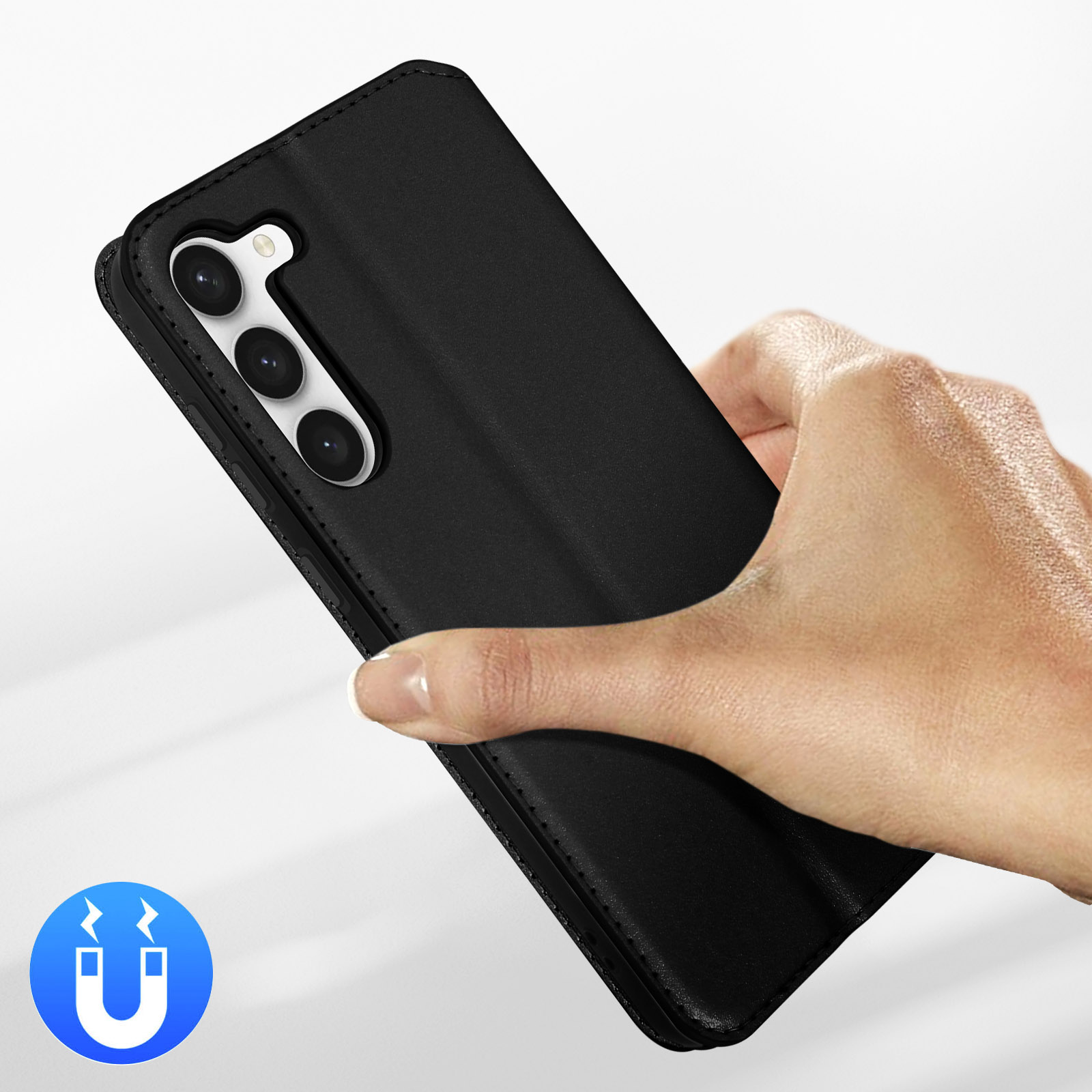 Een hand houdt een zwarte telefoonhoes vast met drie cameralenzen.