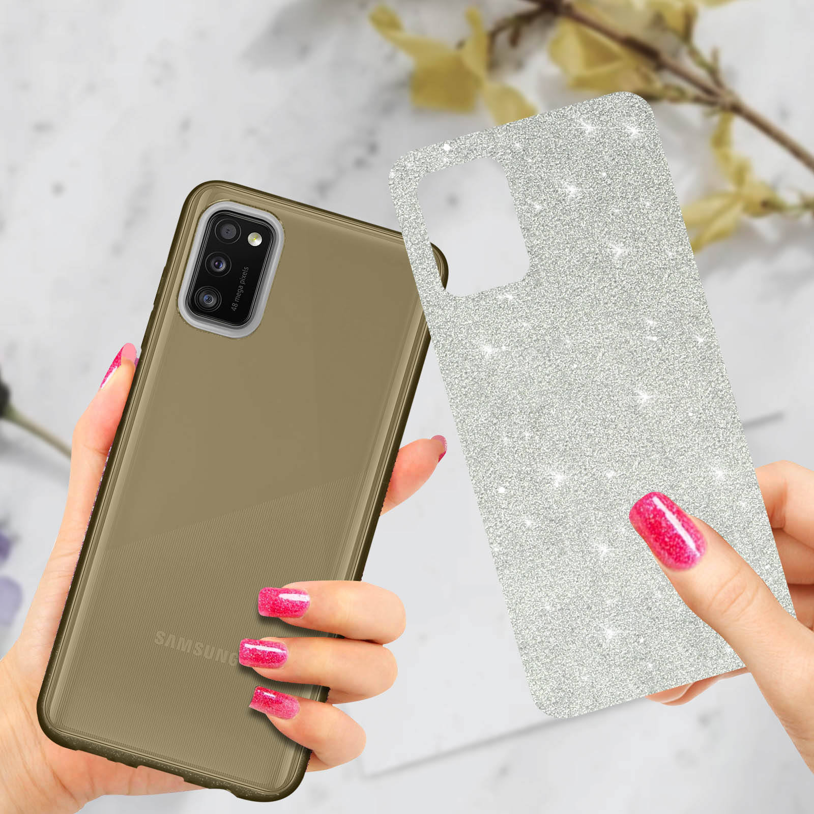 Gouden telefoonhoesje naast glinsterende hoesjes. Handen houden ze vast.