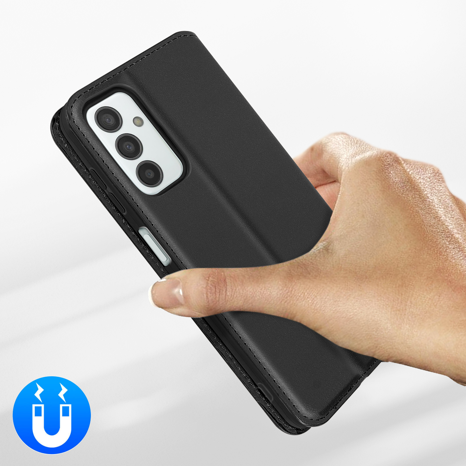 Una mano tiene una custodia nera per telefono con ritaglio per fotocamera.