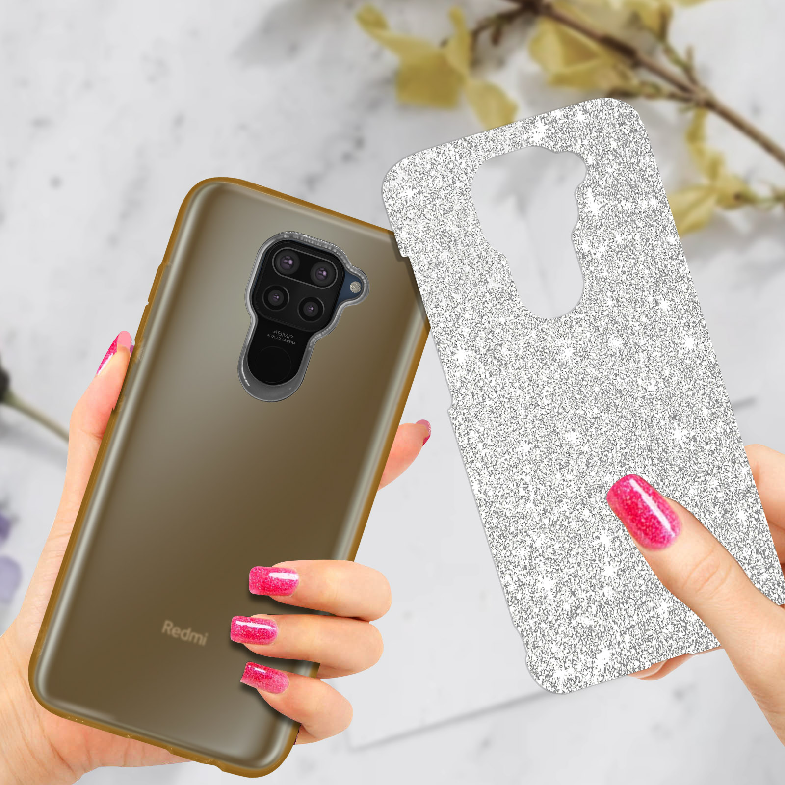 Een hand houdt een bruine telefoon vast, een andere een glitter hoesje.