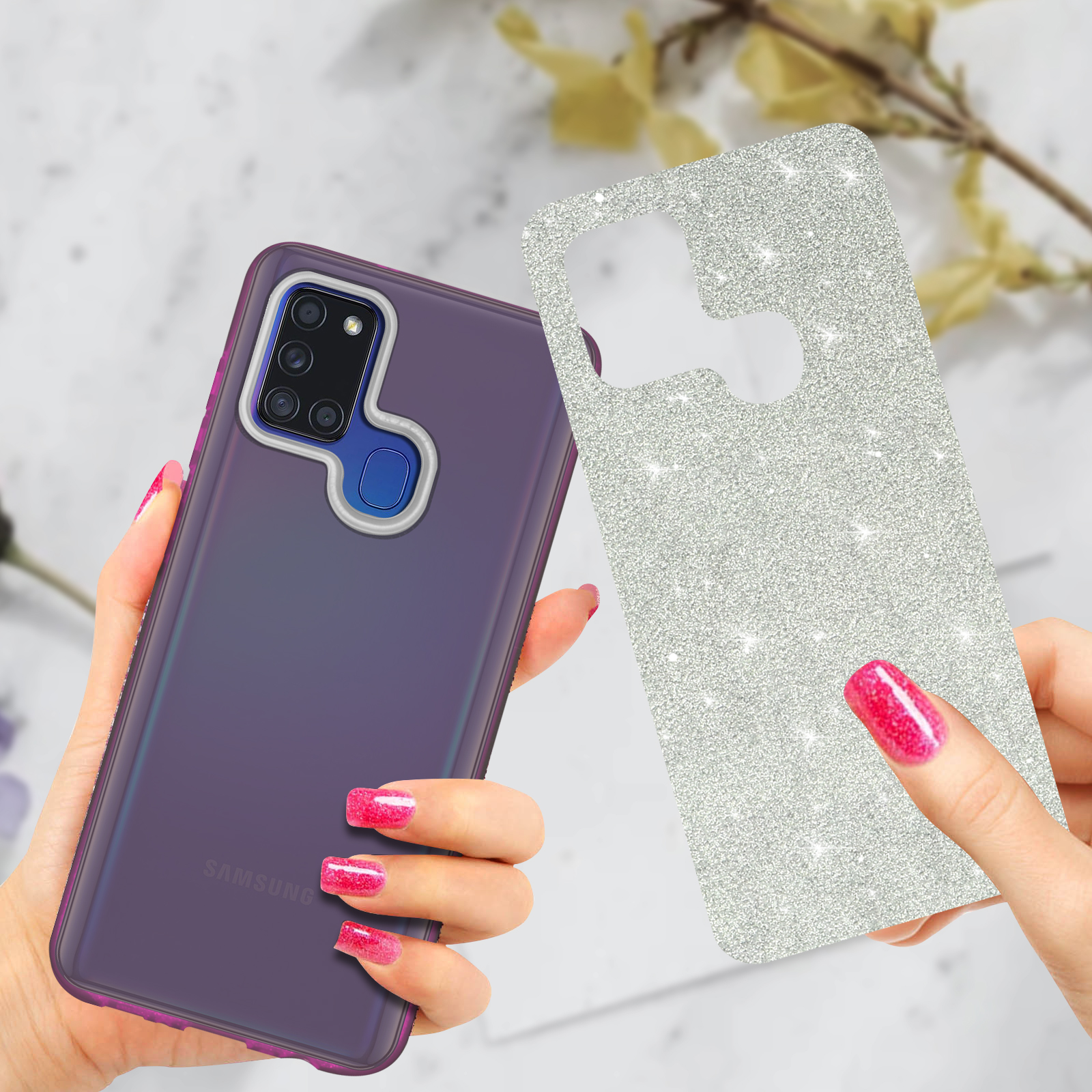 Een hand houdt een paarse Samsung telefoon vast, een andere een glinsterende hoes.