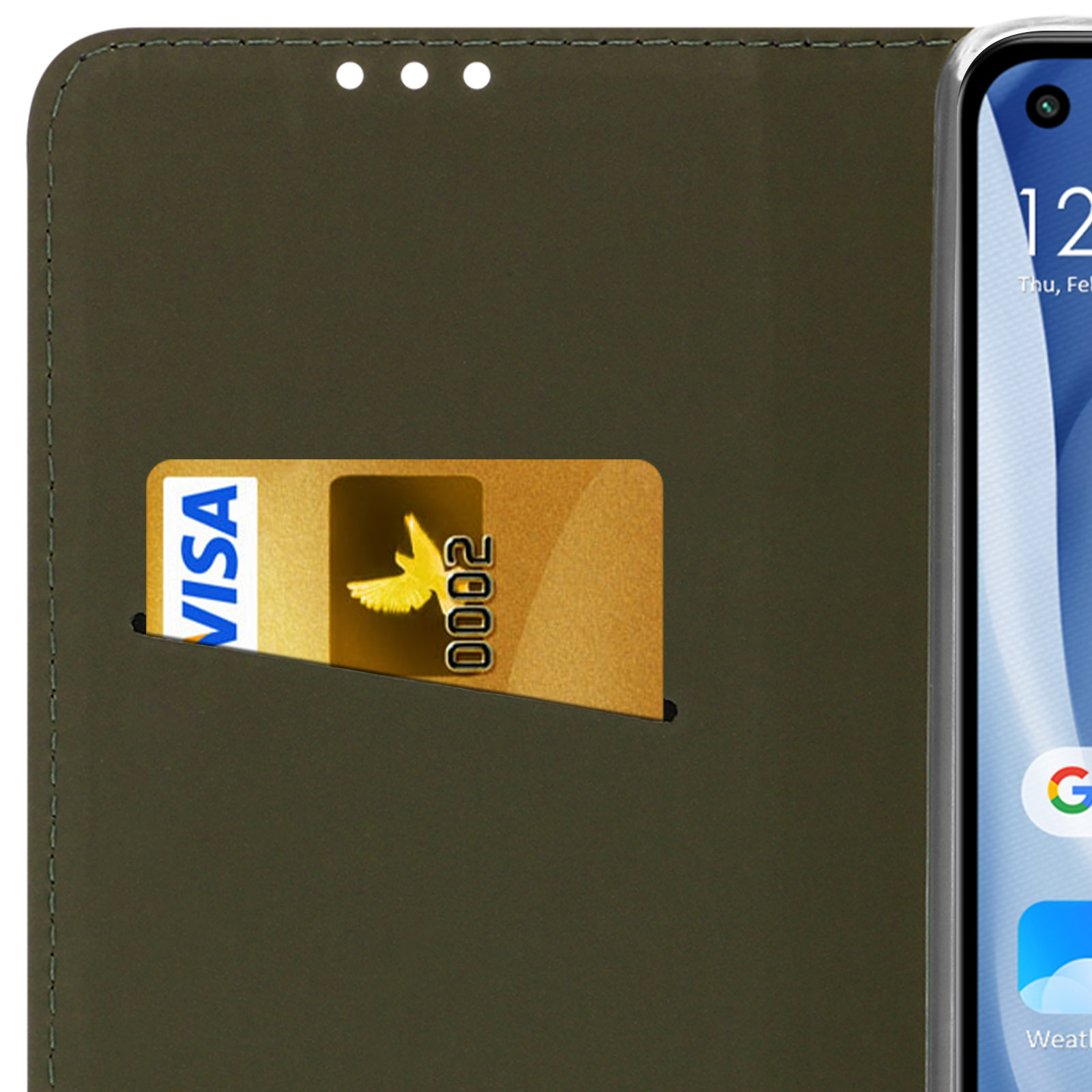 Une carte Visa dorée avec un oiseau et 0002 est dans un porte-cartes sombre.