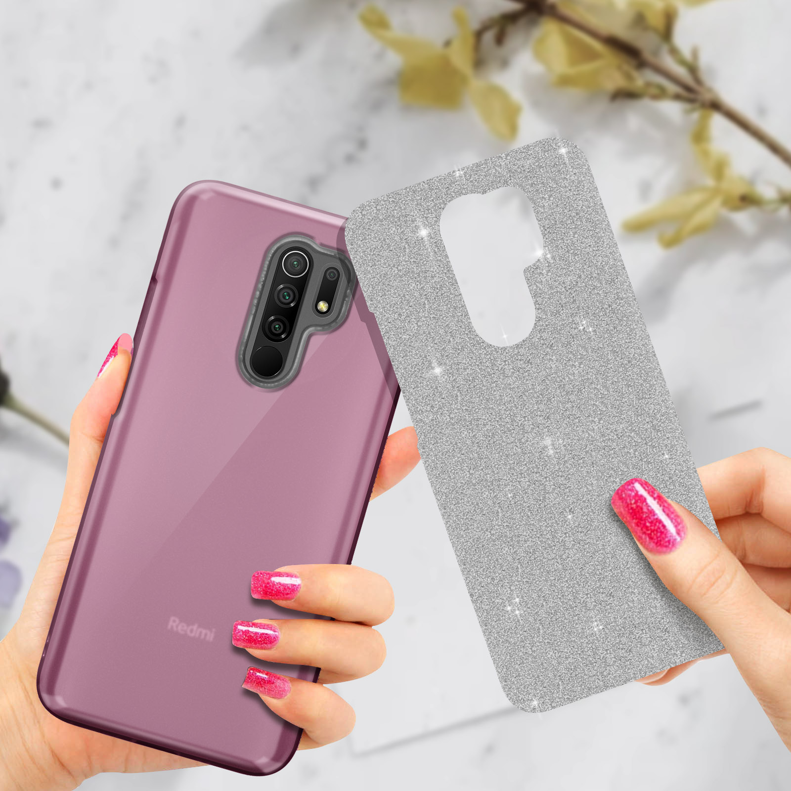 Een persoon houdt een paarse telefoon en een zilveren glitter telefoonhoes vast.