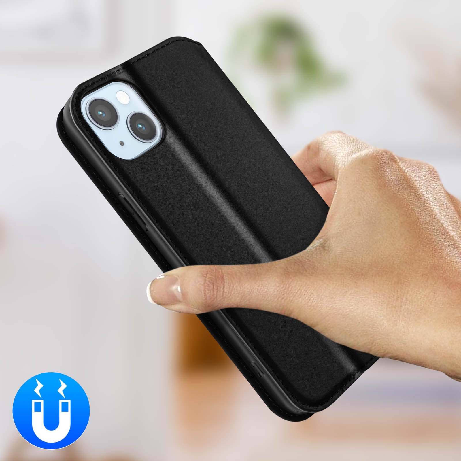 Hand houdt zwarte telefoon met klaphoes en magneeticoon vast.