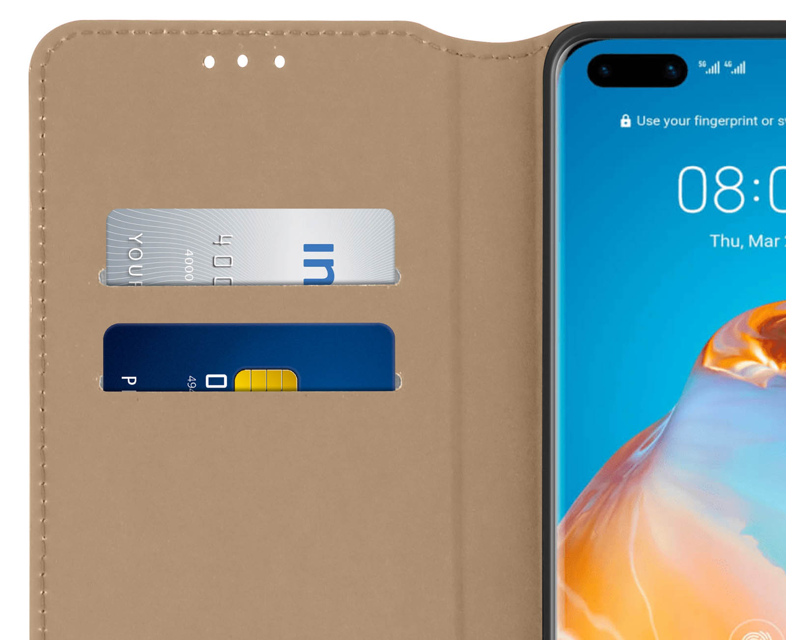 Étui de téléphone beige avec fentes pour cartes et écran de smartphone ouvert.