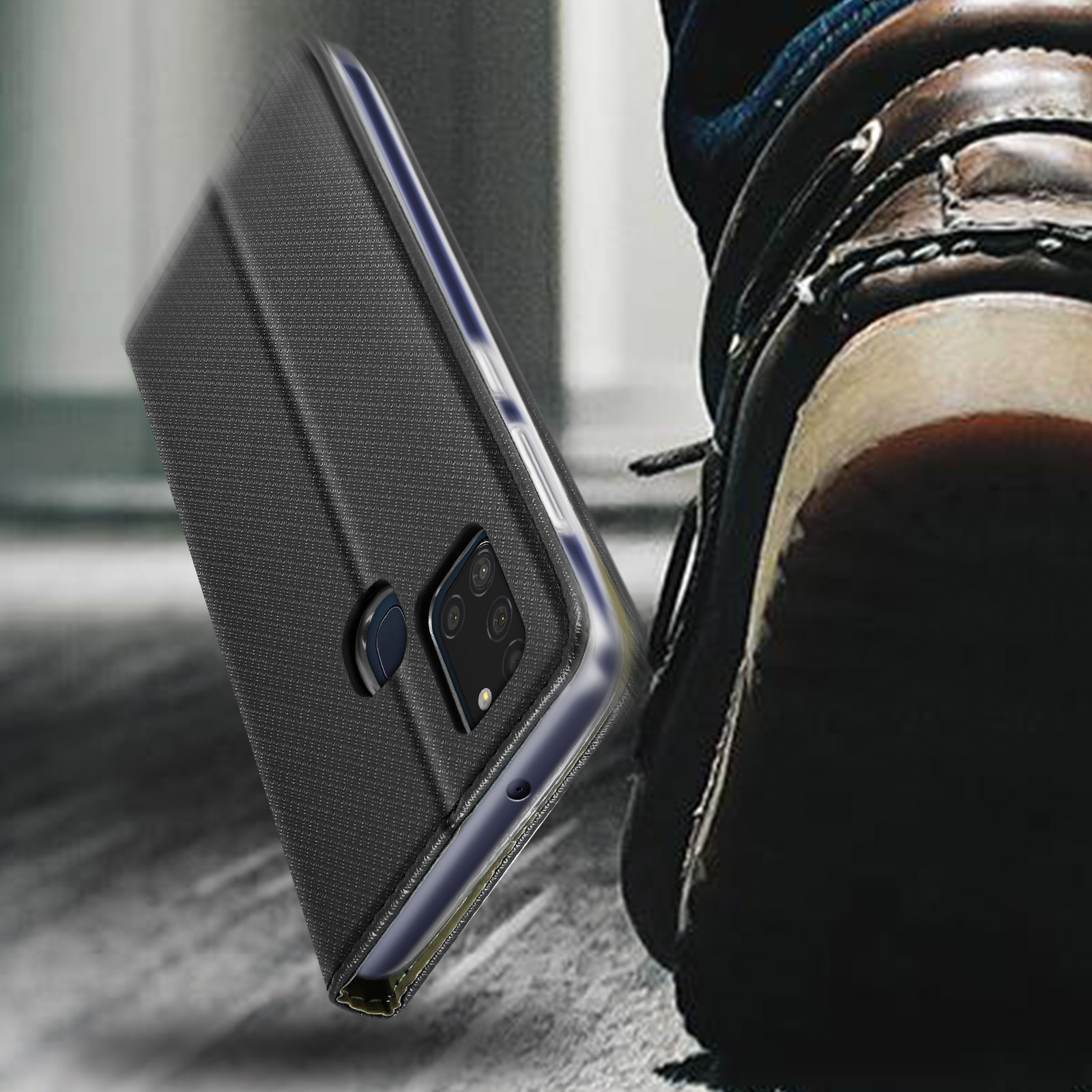 Un telefono nero con quattro fotocamere accanto a una scarpa di pelle marrone.