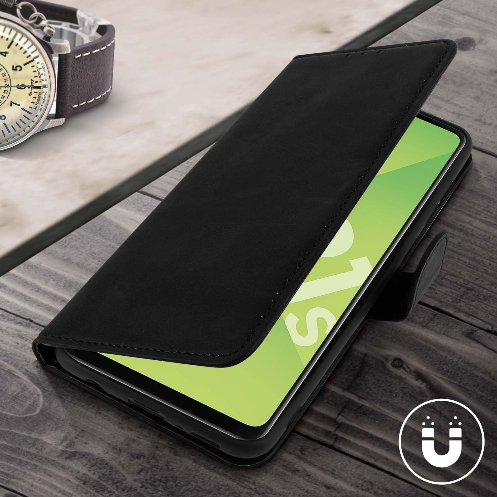 Zwarte leren telefoonhoes open op houten ondergrond, toont groen scherm.