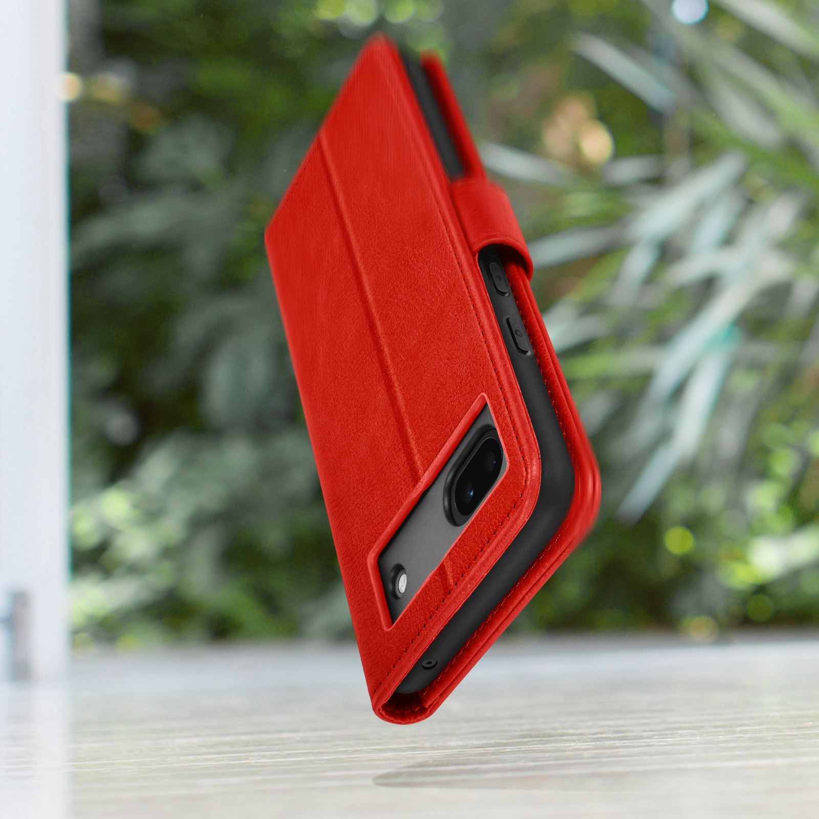 Étui de téléphone rouge avec appareil photo et boutons, sur fond vert.
