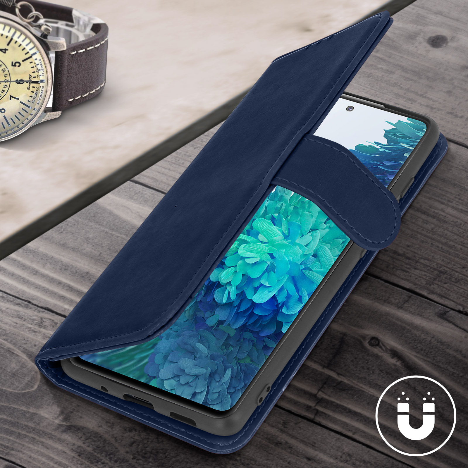 Donkerblauwe telefoonhoes met magneetsluiting op houten ondergrond, naast een horloge.