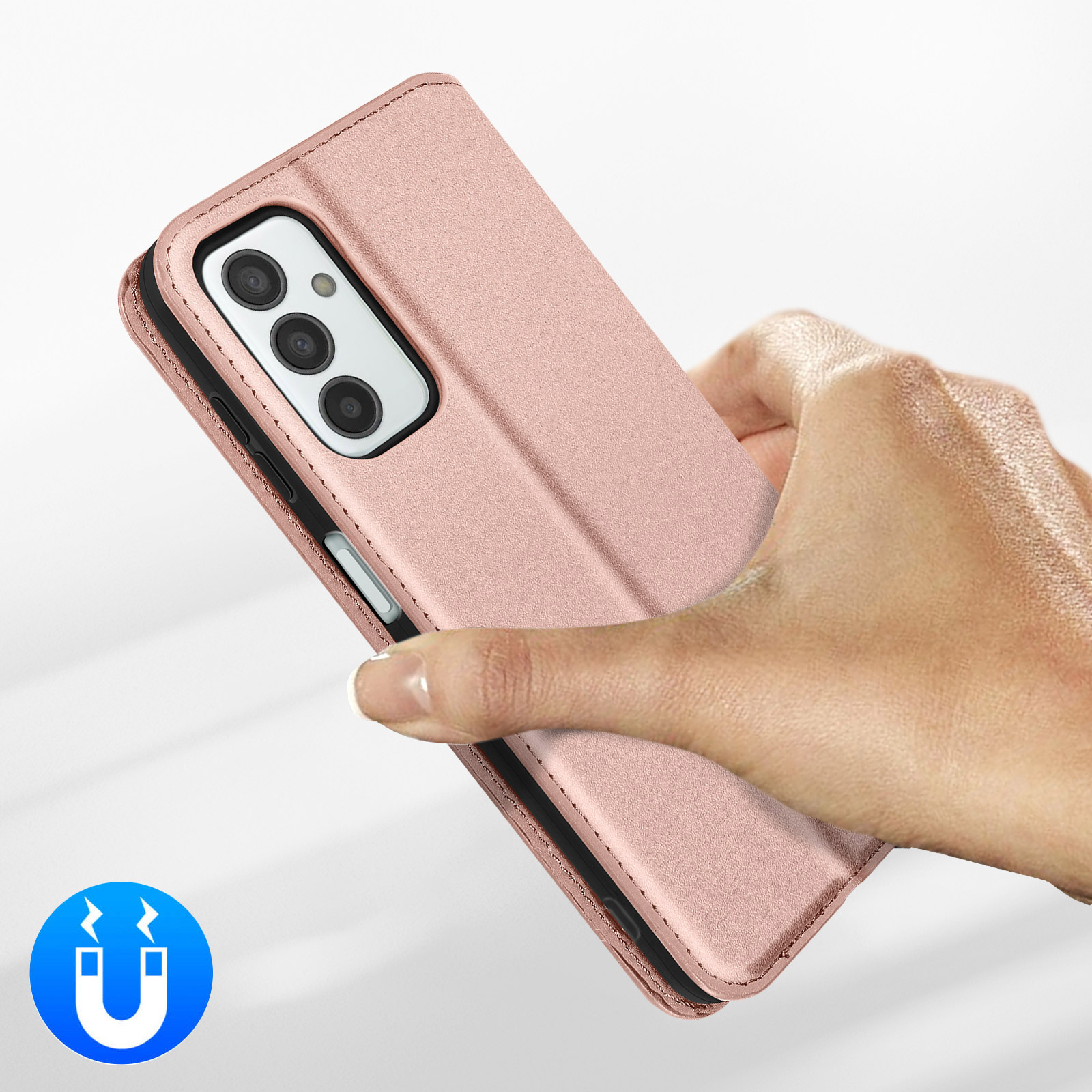 Una mano tiene una custodia rosa dorata per telefono con ritaglio fotocamera. Icona magnete in basso.