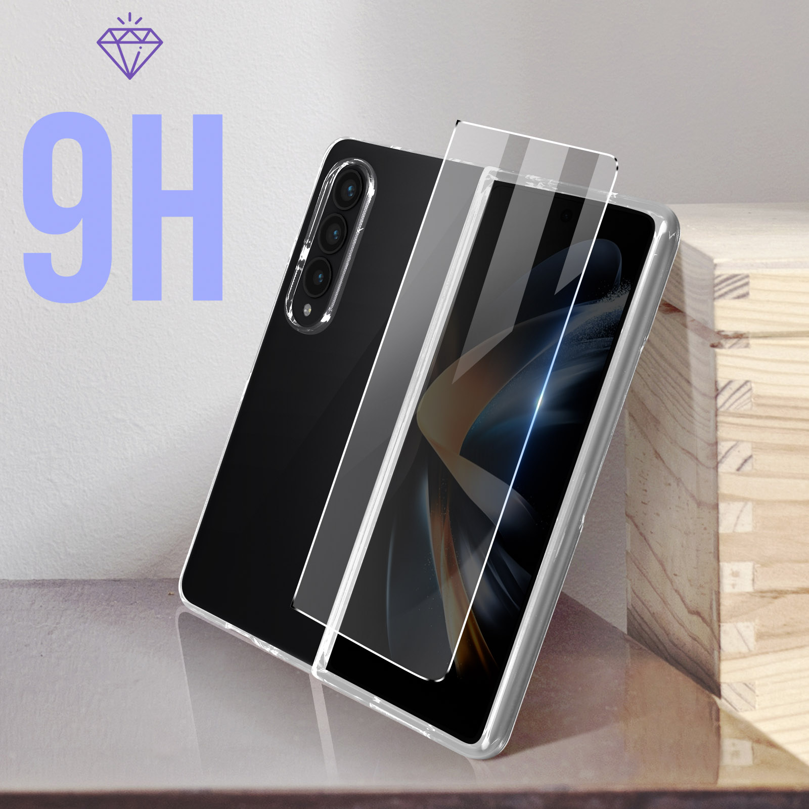 Een smartphone in een doorzichtige hoes met schermprotector op een ondergrond.