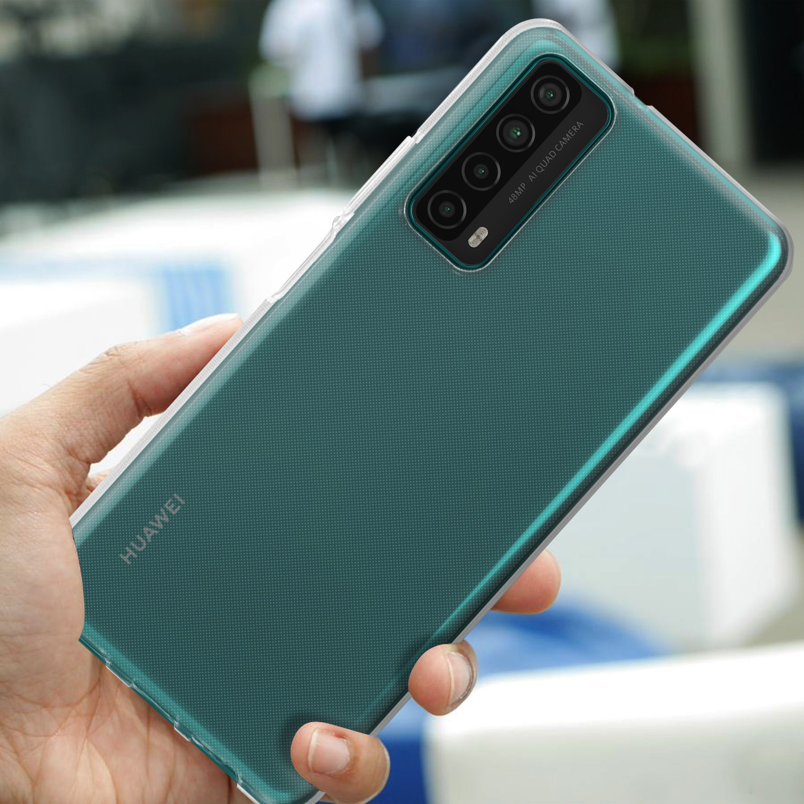 Smartphone Huawei vert avec quatre caméras dans un étui transparent, tenu par une main.