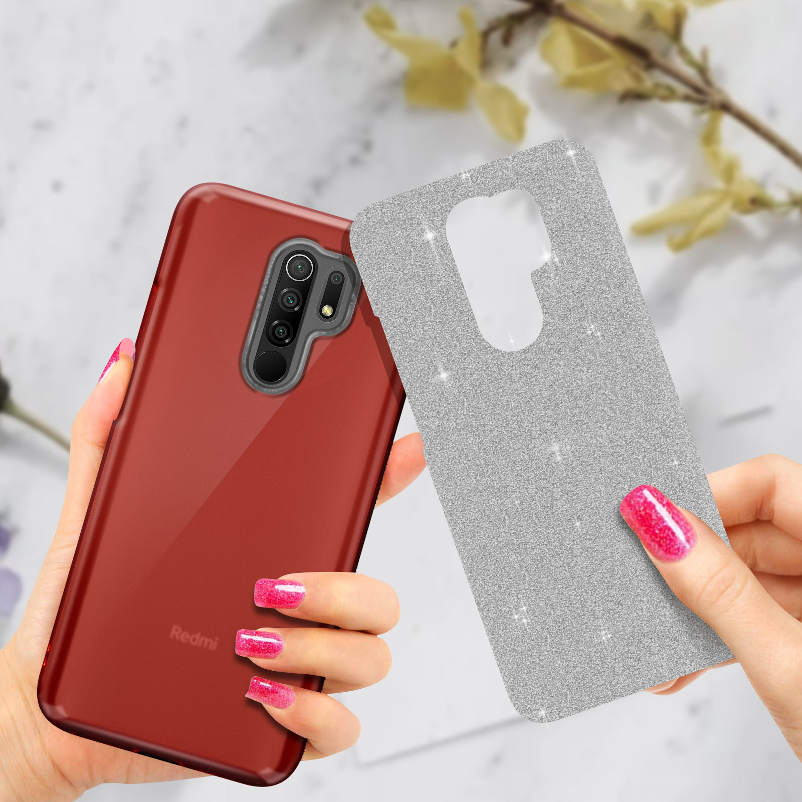 Rode telefoonhoes naast zilveren glitterhoes, vastgehouden door handen met roze nagels.