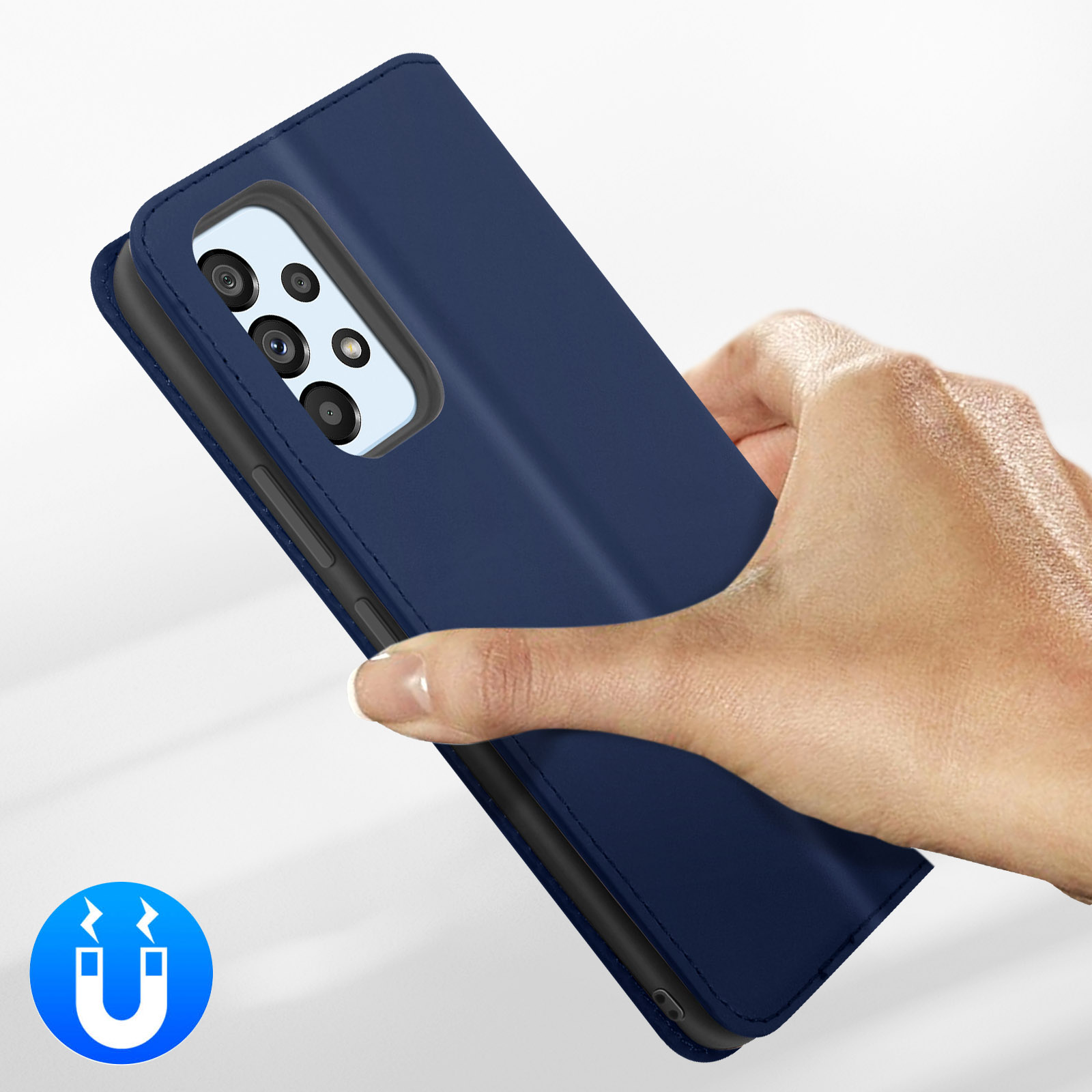 Hand houdt donkerblauwe telefoonhoes met camera-uitsparing en magneet symbool vast.