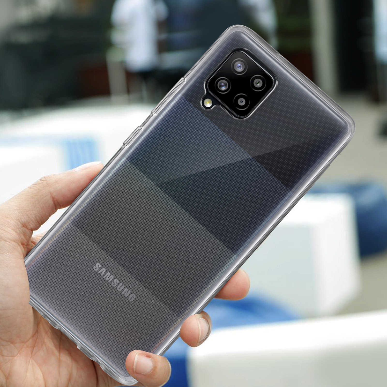 Een hand houdt een transparante Samsung telefoon vast met vier camera's aan de achterkant. Samsung logo zichtbaar.