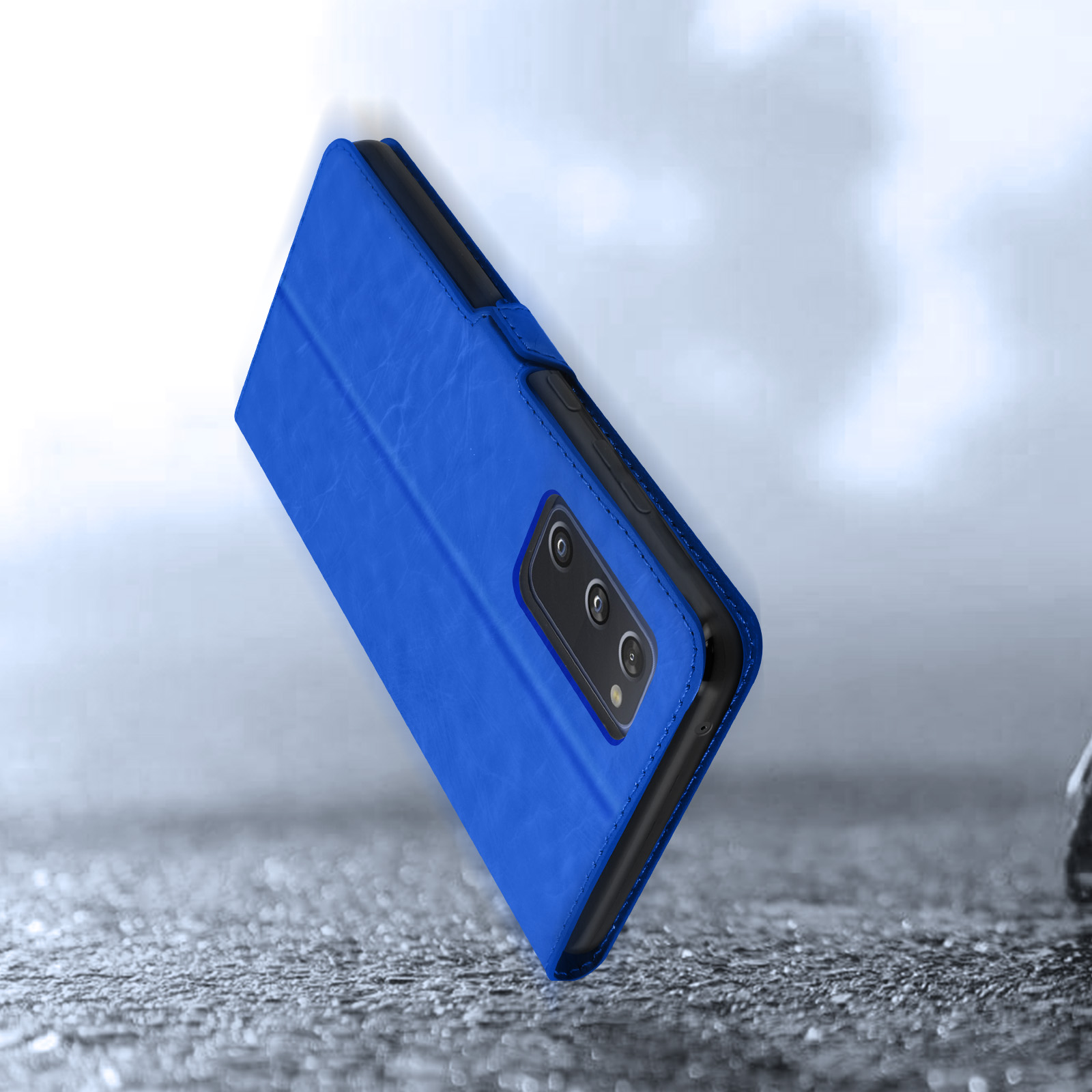Un étui de téléphone bleu avec appareil photo arrière repose sur une surface en pierre.