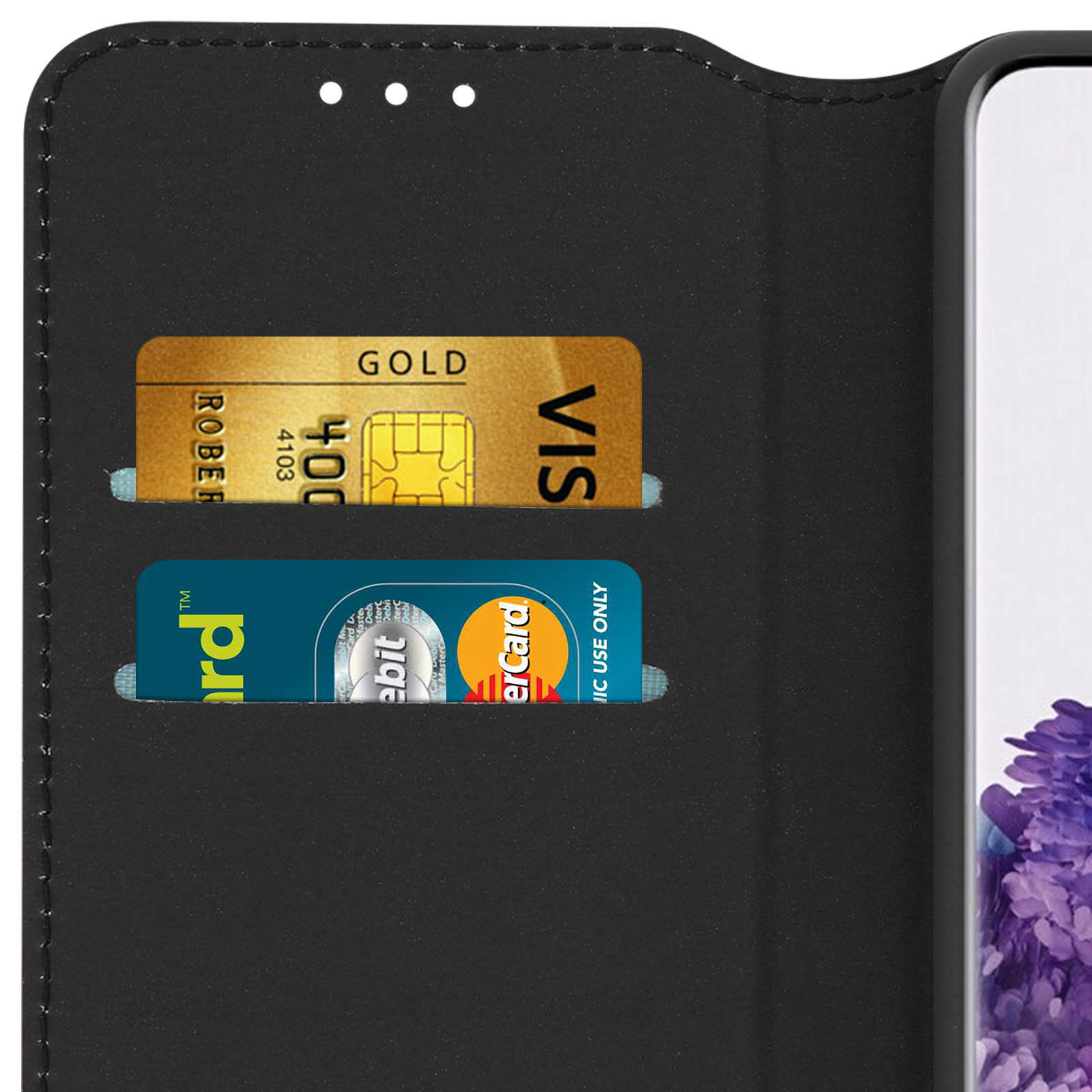 Étui de téléphone noir avec deux fentes pour cartes : une carte Visa dorée et une carte débit bleue.