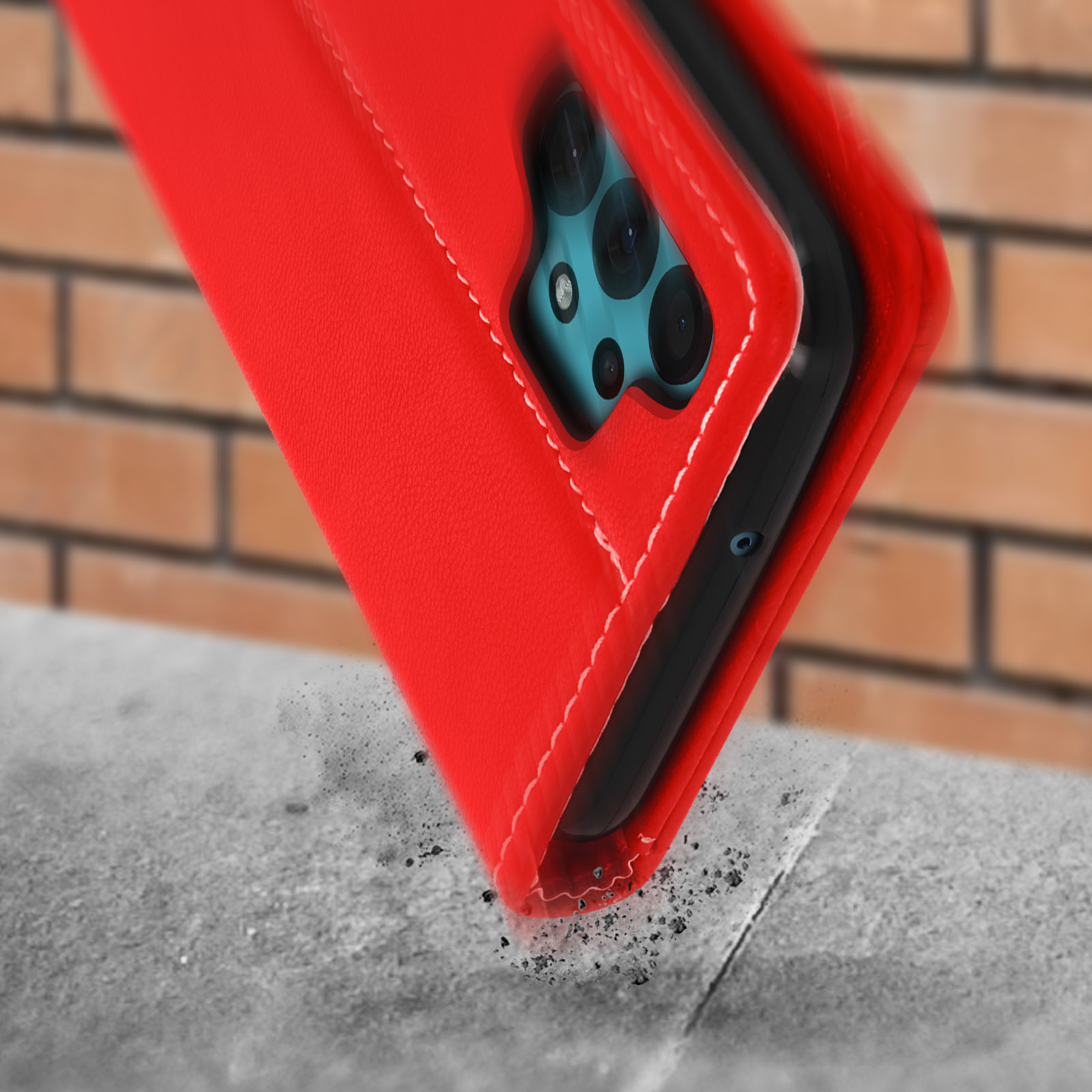 Rode telefoonhoes met camera's op beton en bakstenen muur.