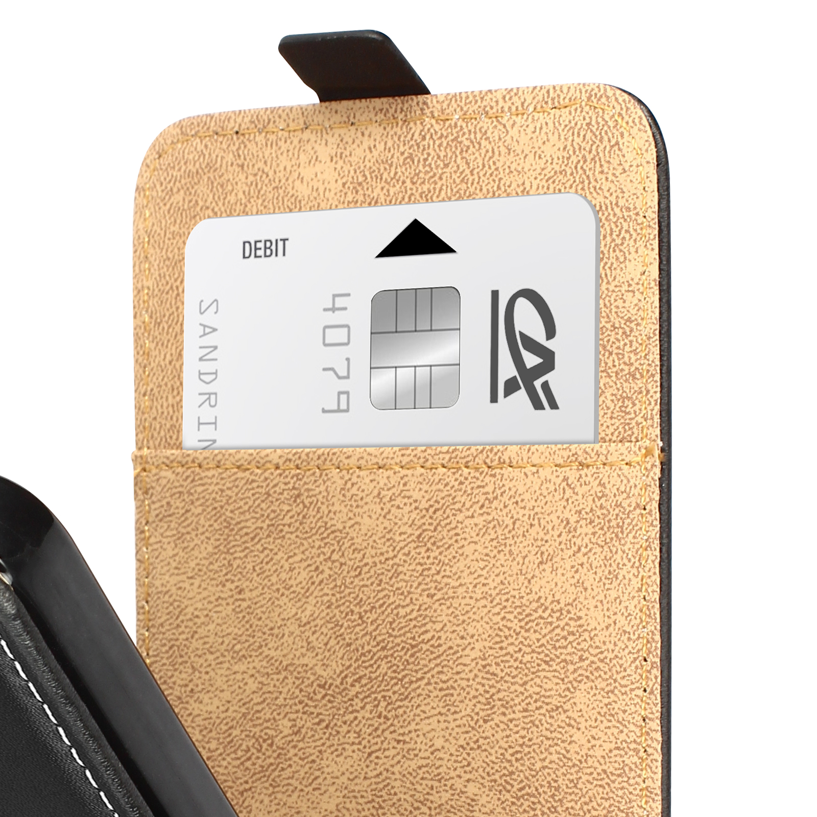 Un étui de téléphone beige tenant une carte de débit avec une puce.