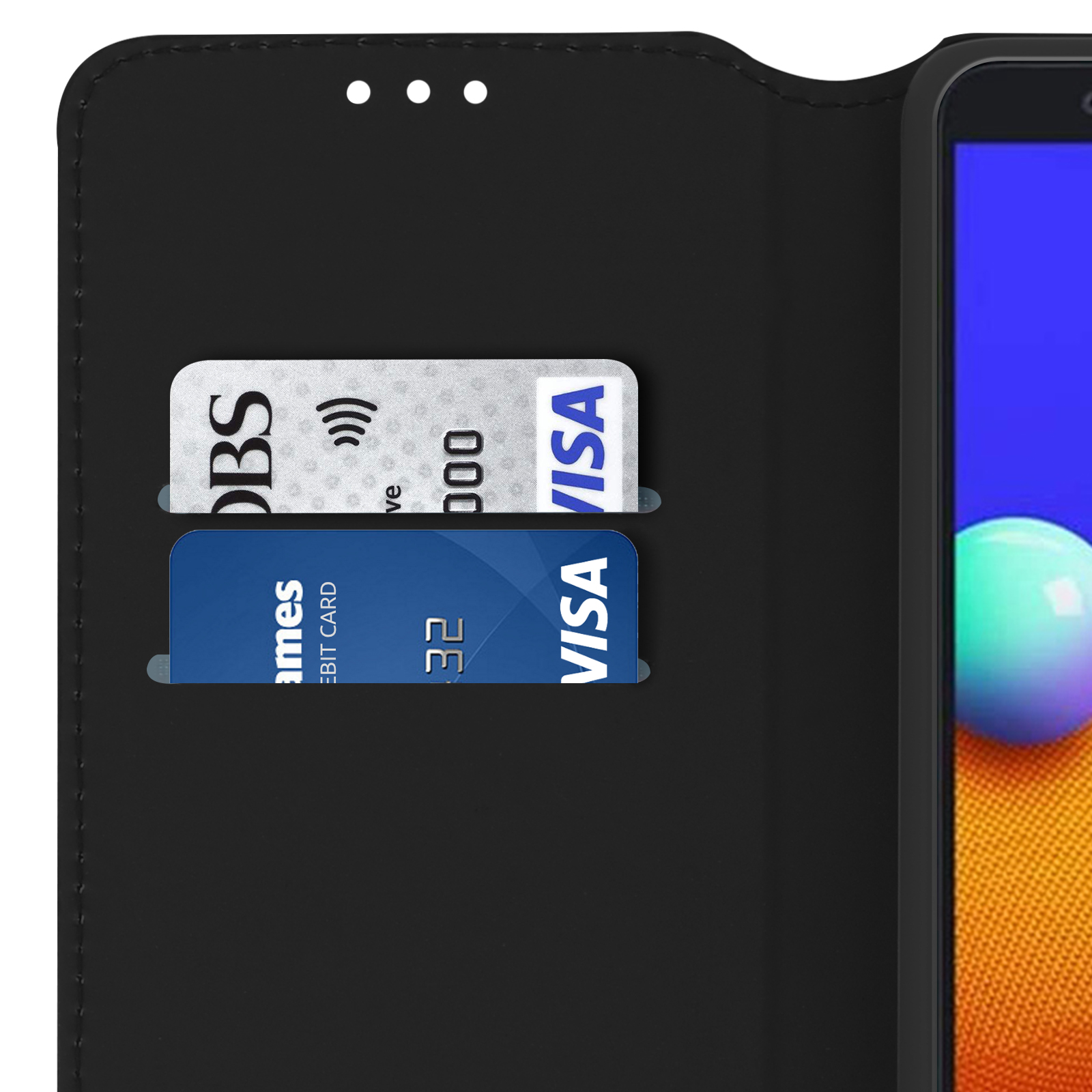 Un étui portefeuille noir montre deux fentes pour cartes avec des cartes. L'une est une carte DBS, l'autre une carte de débit Visa.