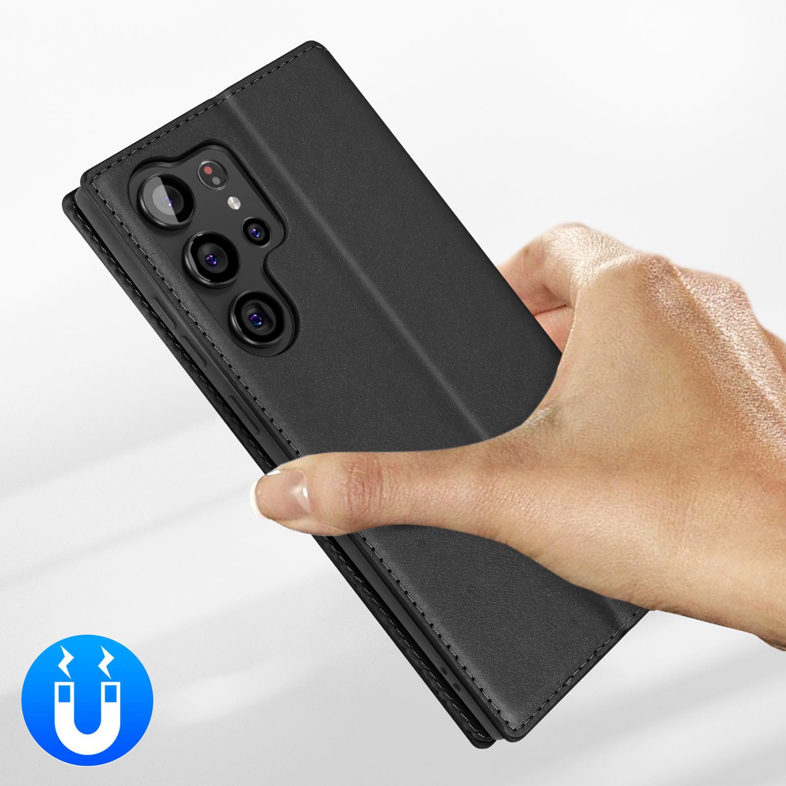Een hand houdt een zwarte telefoonhoes met cameralenzen vast. Magneet-icoon linksonder.