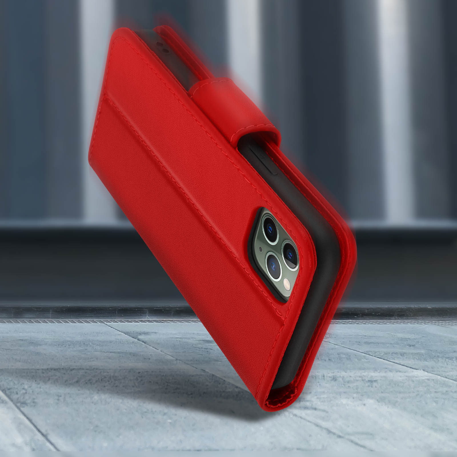 Custodia rossa in pelle per telefono con tre obiettivi visibili sul retro.