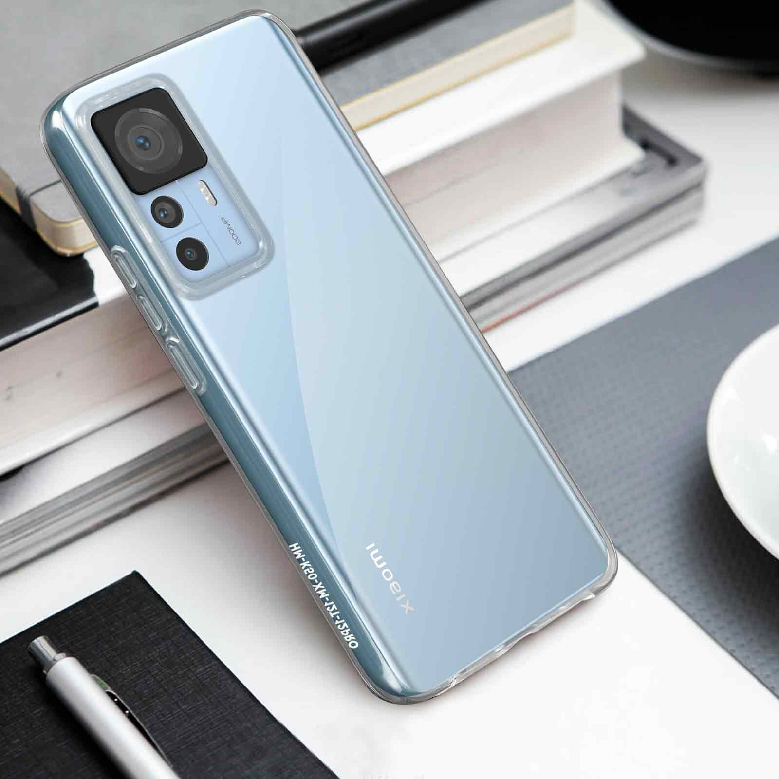 Un telefono azzurro in custodia trasparente poggia sui libri.