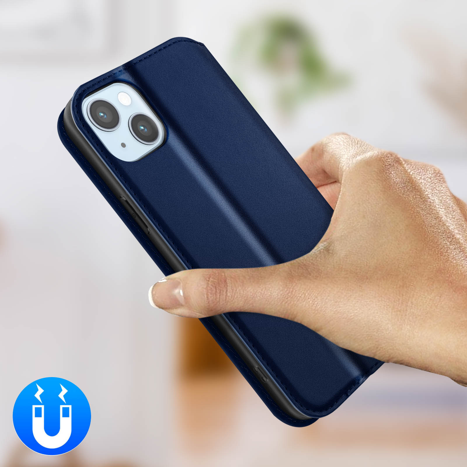 Een hand houdt een open donkerblauwe telefoonhoes met magneetsymbool vast.