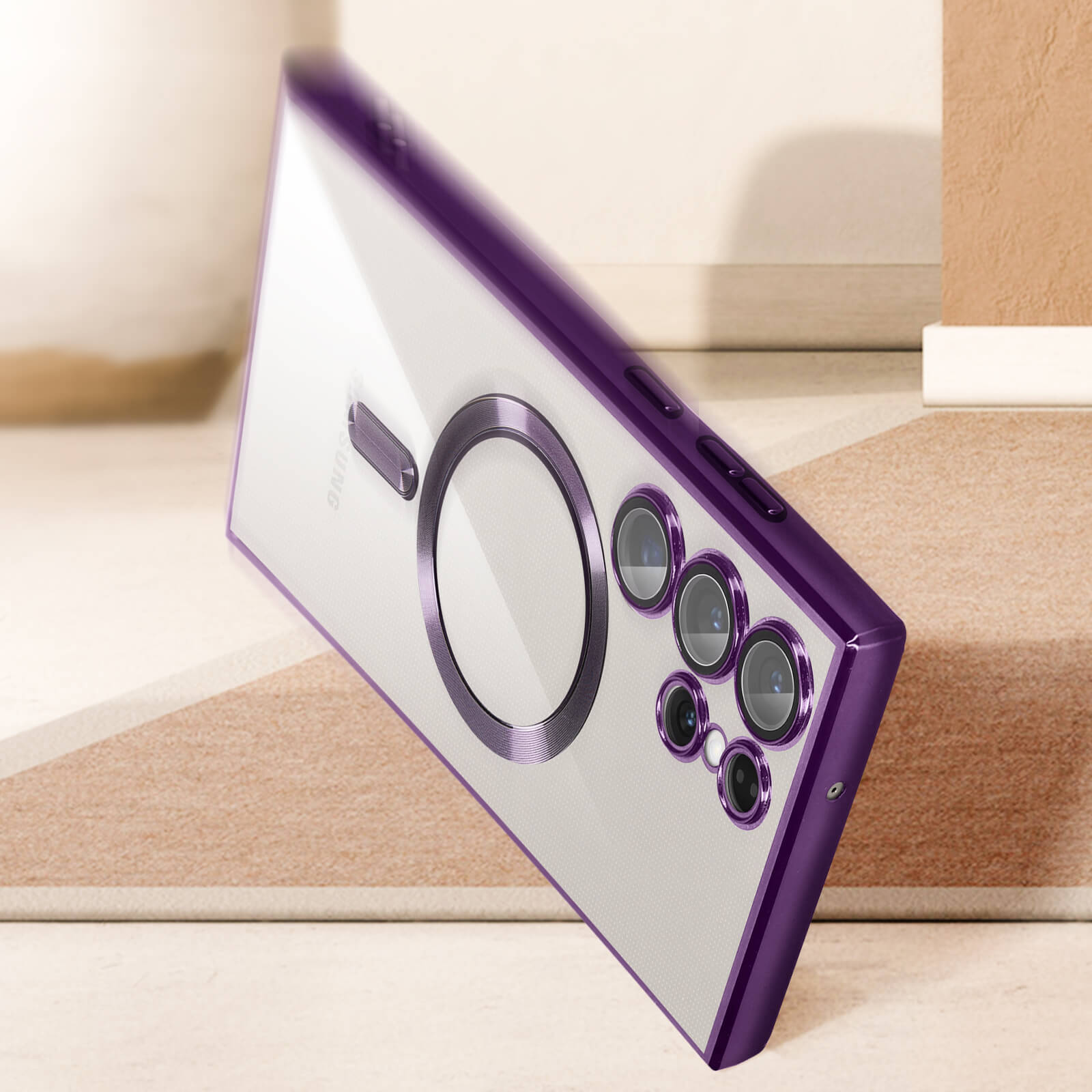 Paarse telefoonhoes met camera-uitsparing en ringhouder op gestructureerde achtergrond.