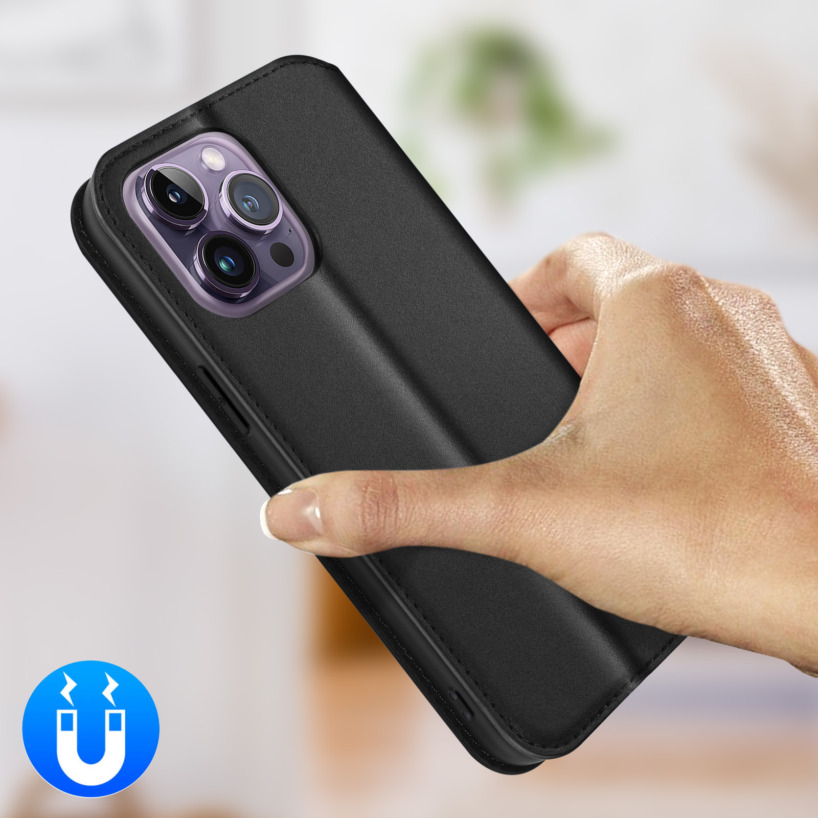 Een hand houdt een zwarte telefoon flip case vast met een magneeticoon.