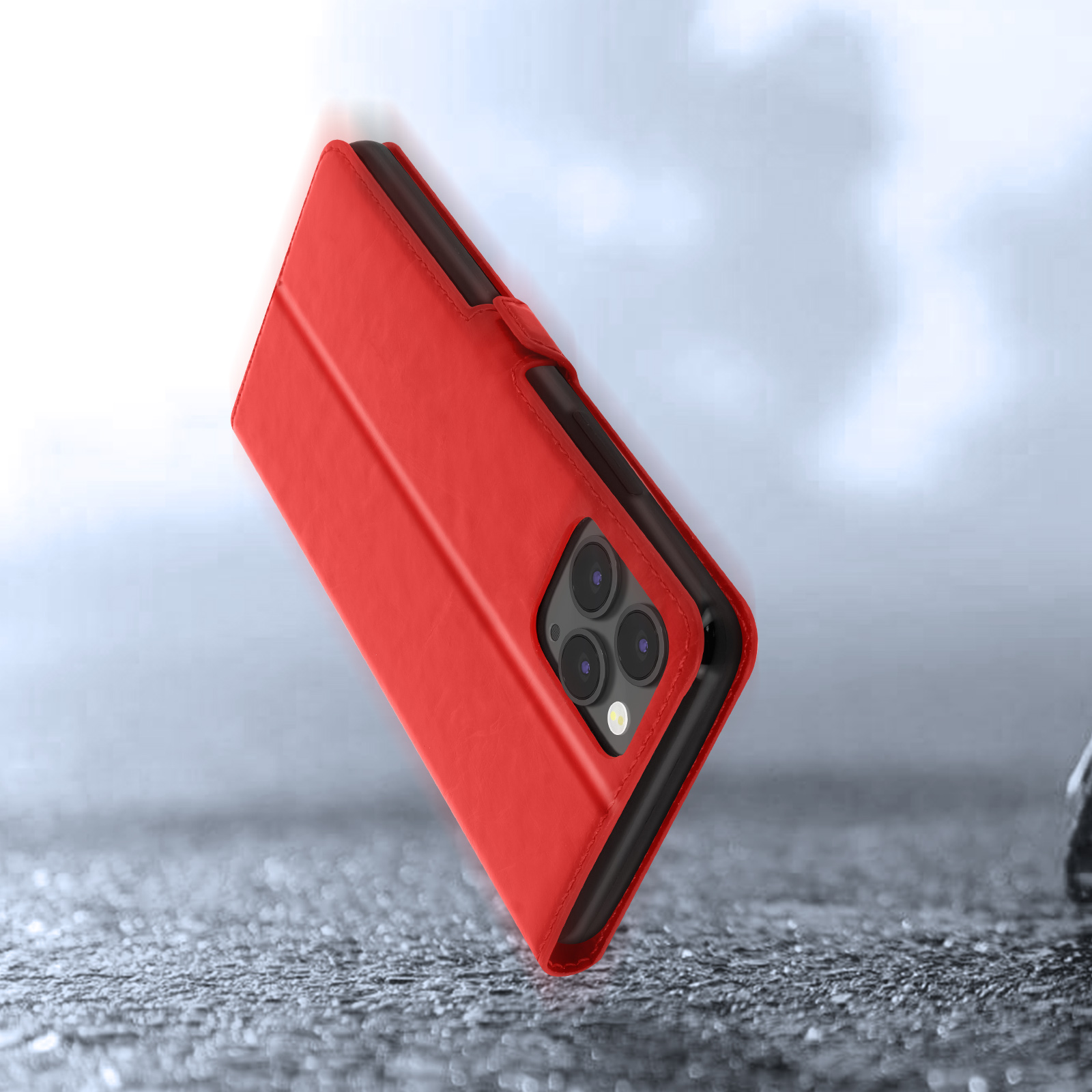 Rode telefoonhoes met drie cameralenzen op de grond.
