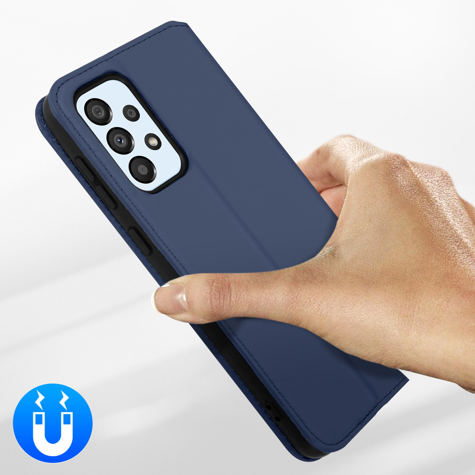 Een hand houdt een donkerblauwe telefoonhoes met camera-opening vast. Magneet-icoon ernaast.