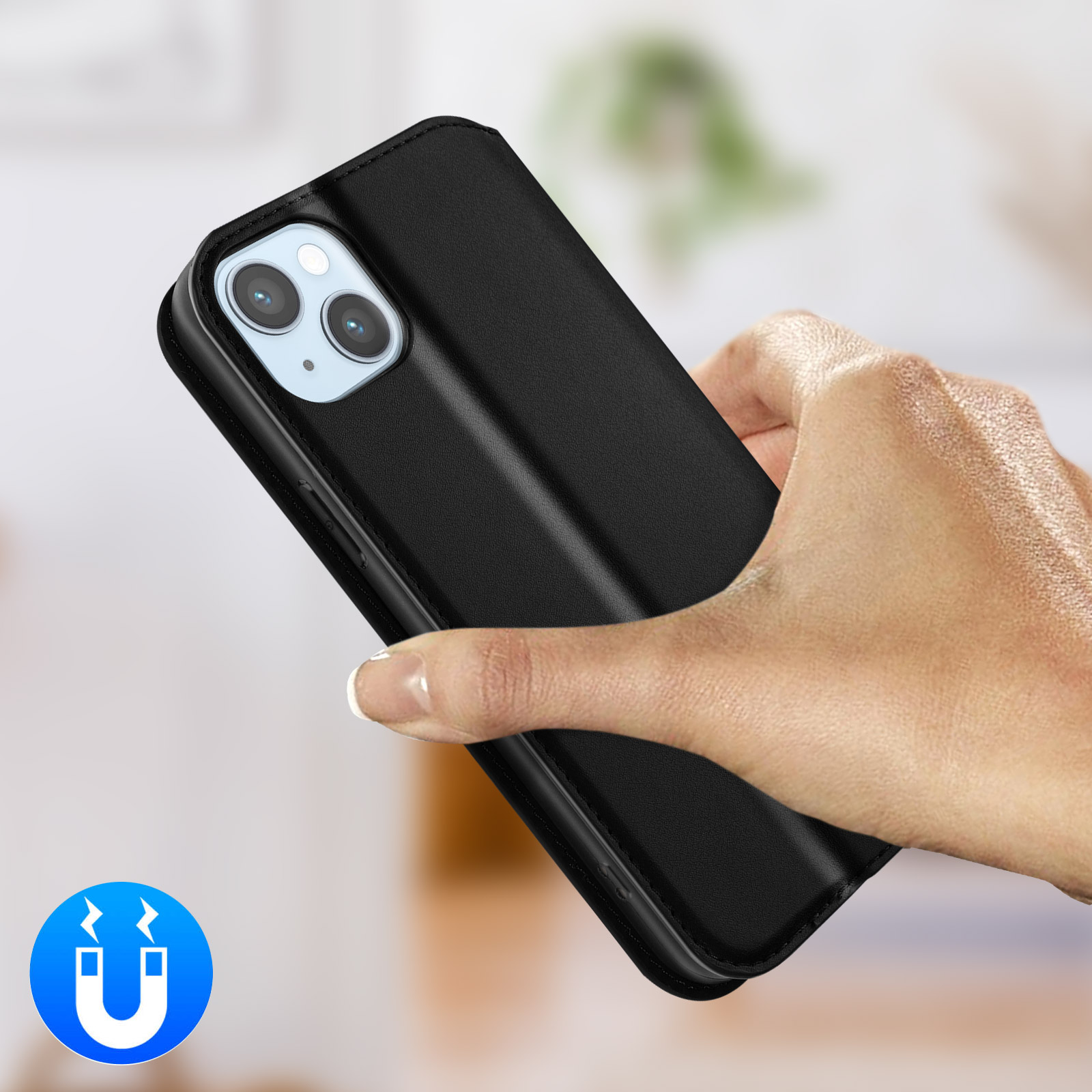 Zwarte telefoon in een flipcase, vastgehouden door een hand. Magneeticoon.