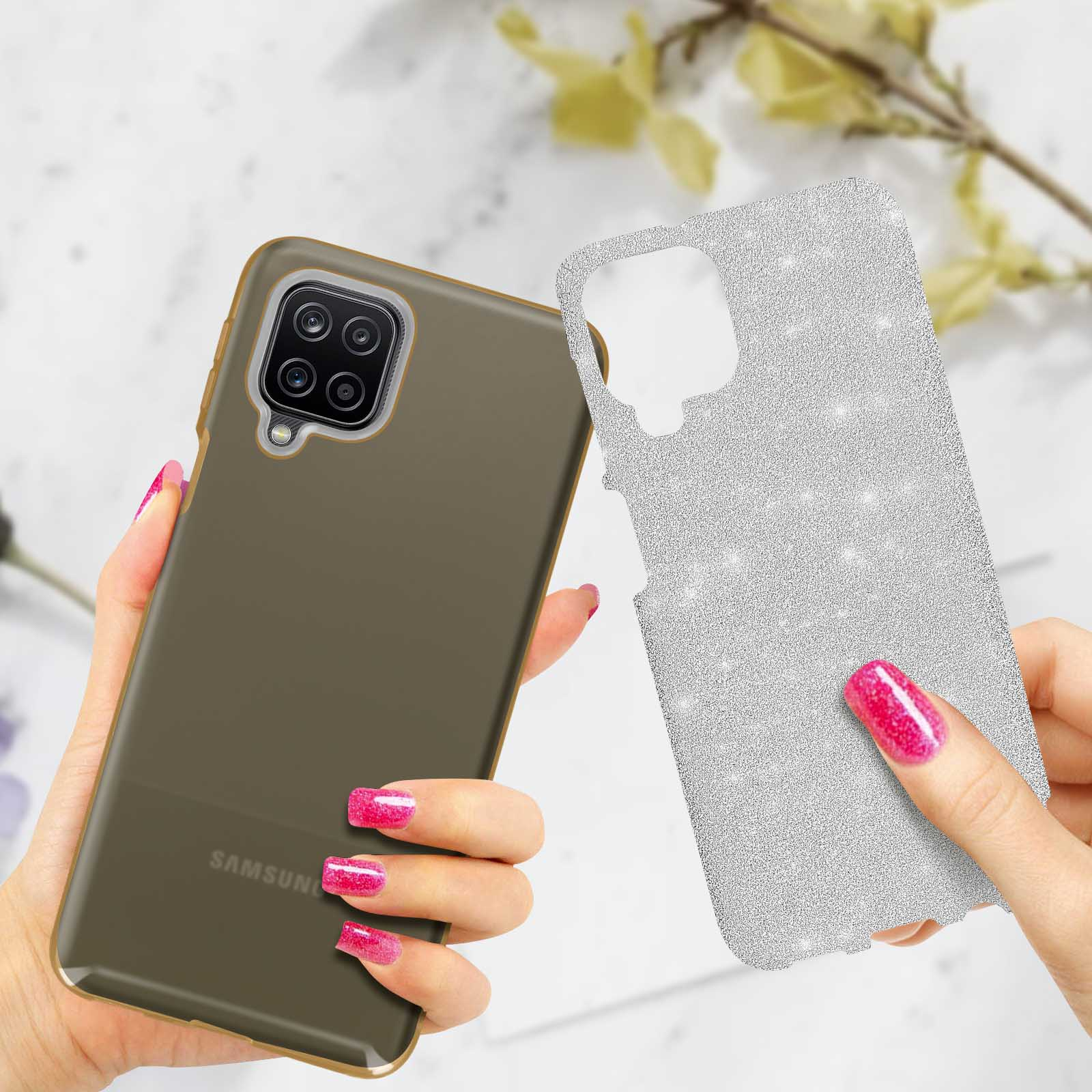 Mains tenant un téléphone et une coque à paillettes. Coque marron avec quatre caméras, coque argentée.
