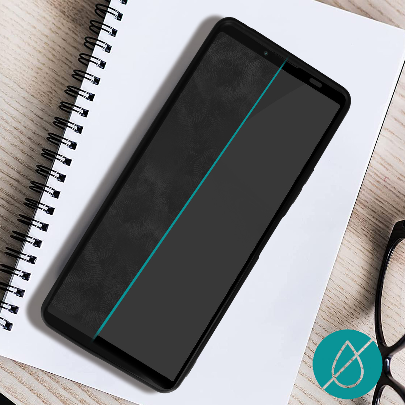 Smartphone sur carnet à côté de lunettes sur table en bois. Symbole filigrane.
